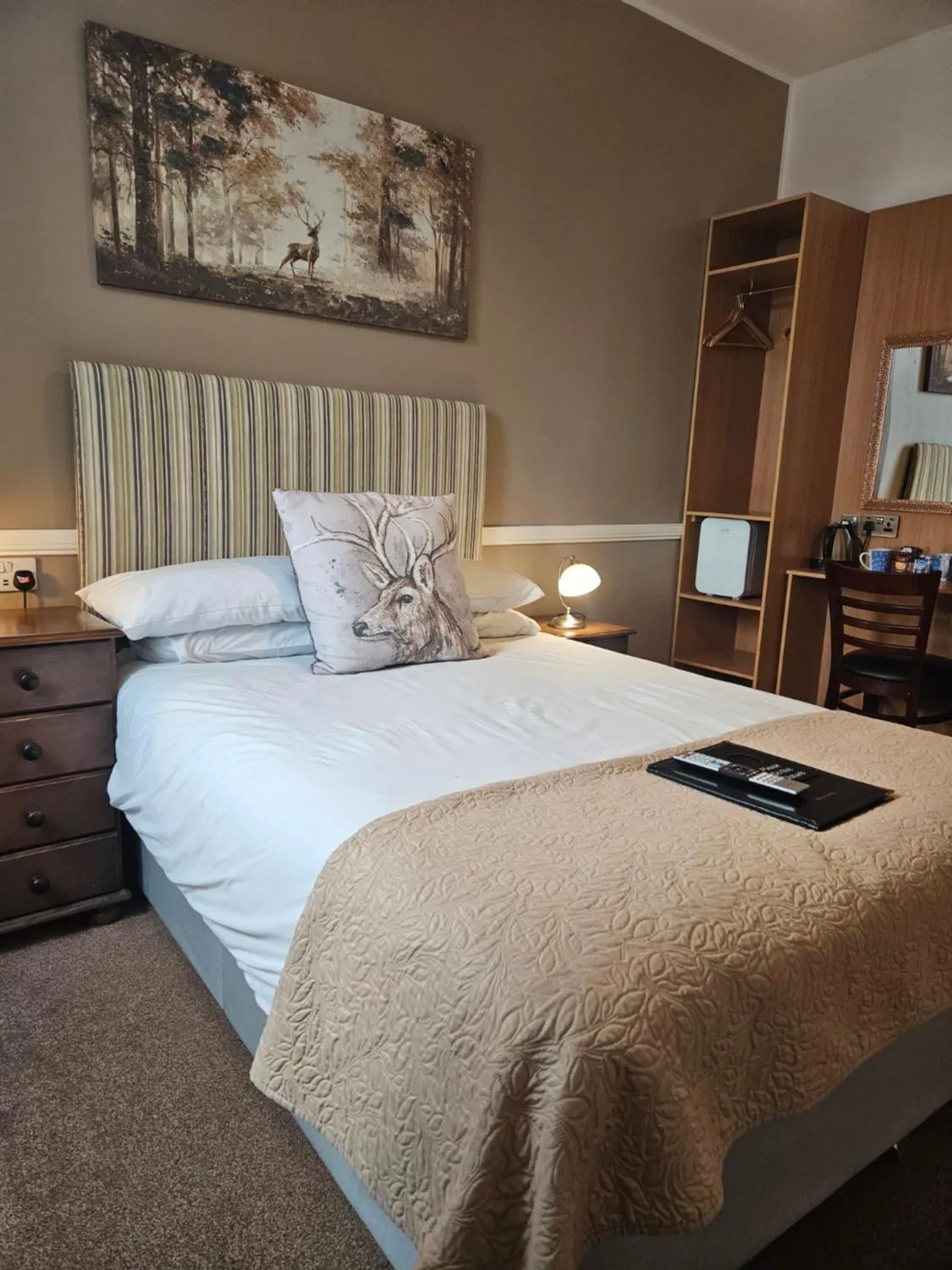 Bedroom, Bed in Park Lodge Hotel