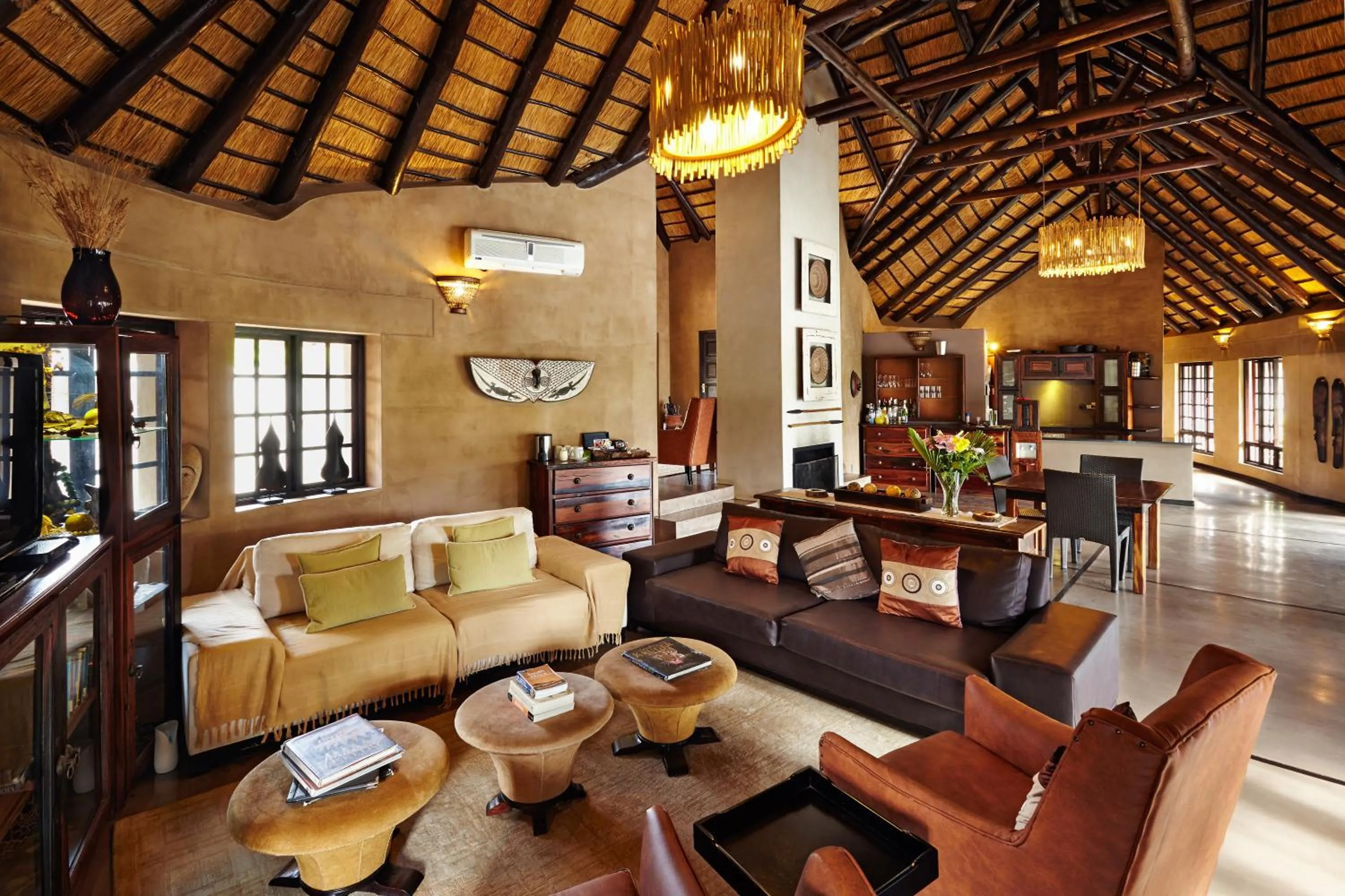 Communal lounge/ TV room in Vuyani Safari Lodge