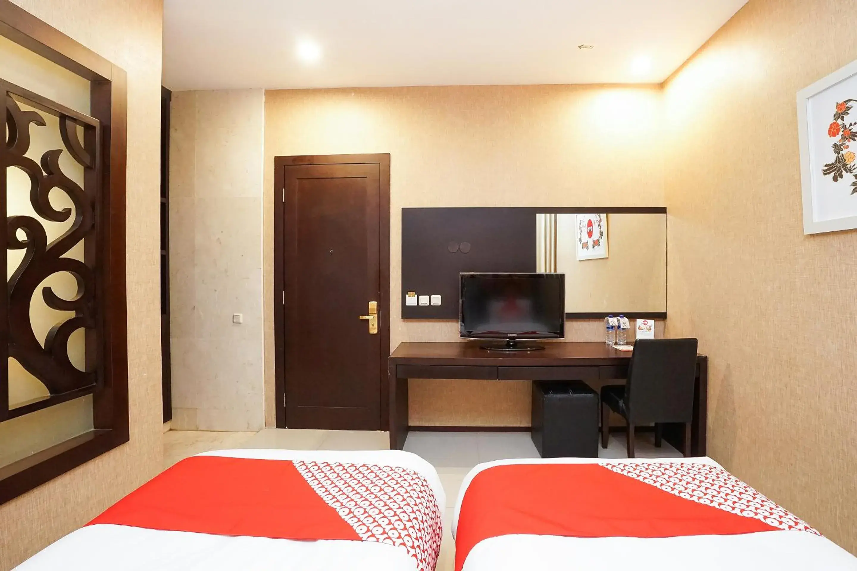 Bedroom, TV/Entertainment Center in SUPER OYO Collection O 252 Istana Permata Ngagel