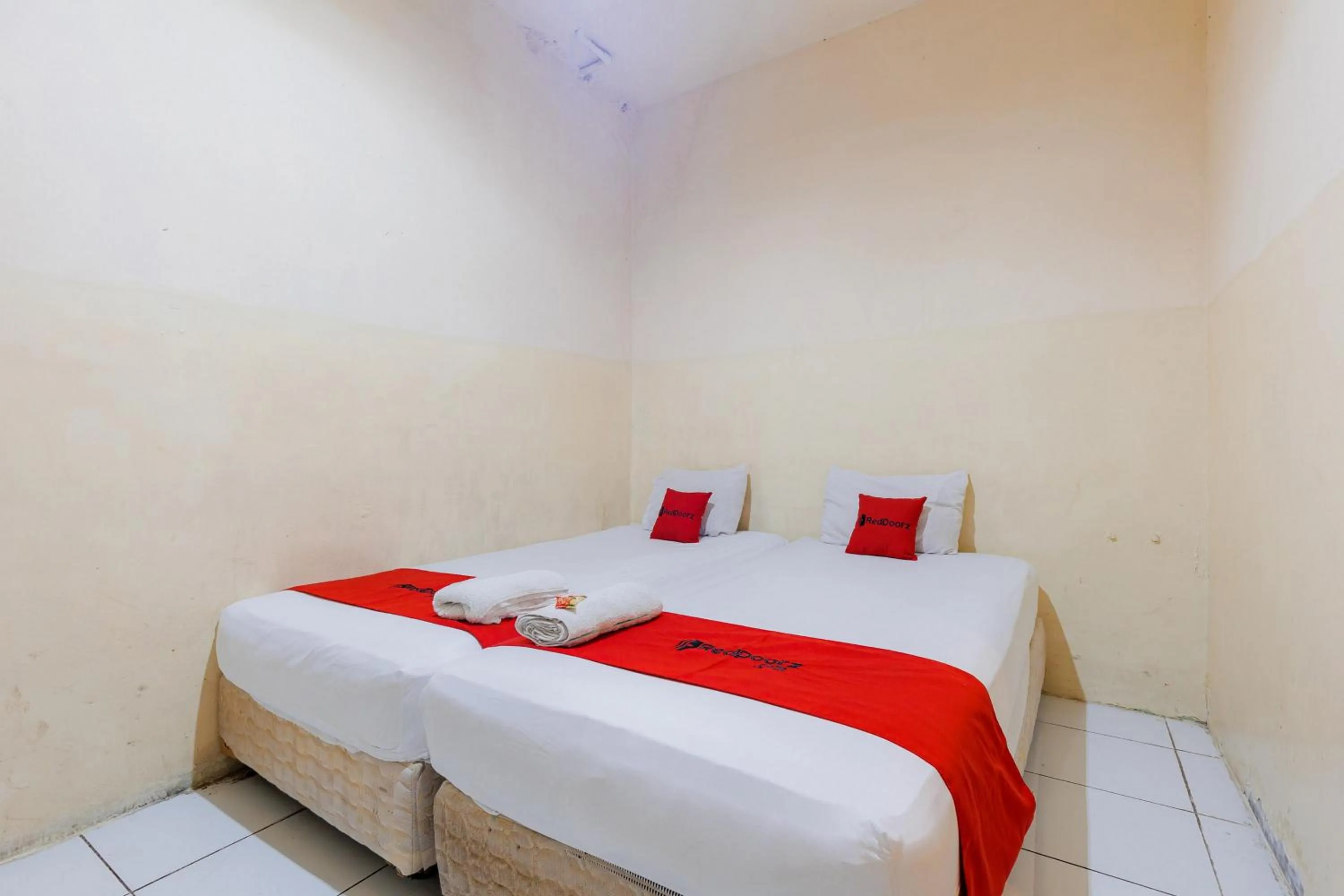 Bedroom, Bed in RedDoorz near Esa Unggul University Jakarta Campus