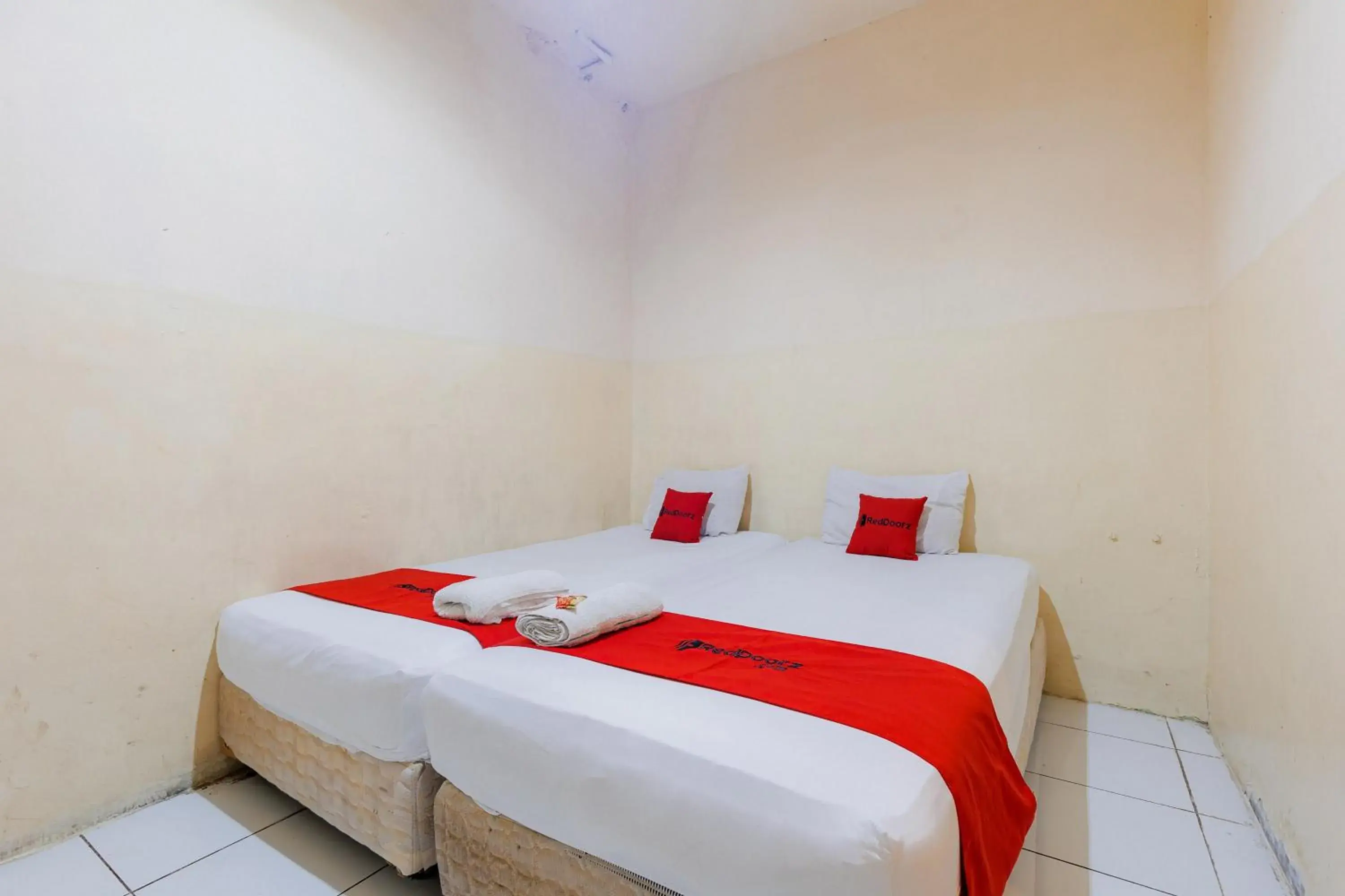 Bedroom in RedDoorz near Esa Unggul University Jakarta Campus Bedroom in RedDoorz near Esa Unggul University Jakarta Campus