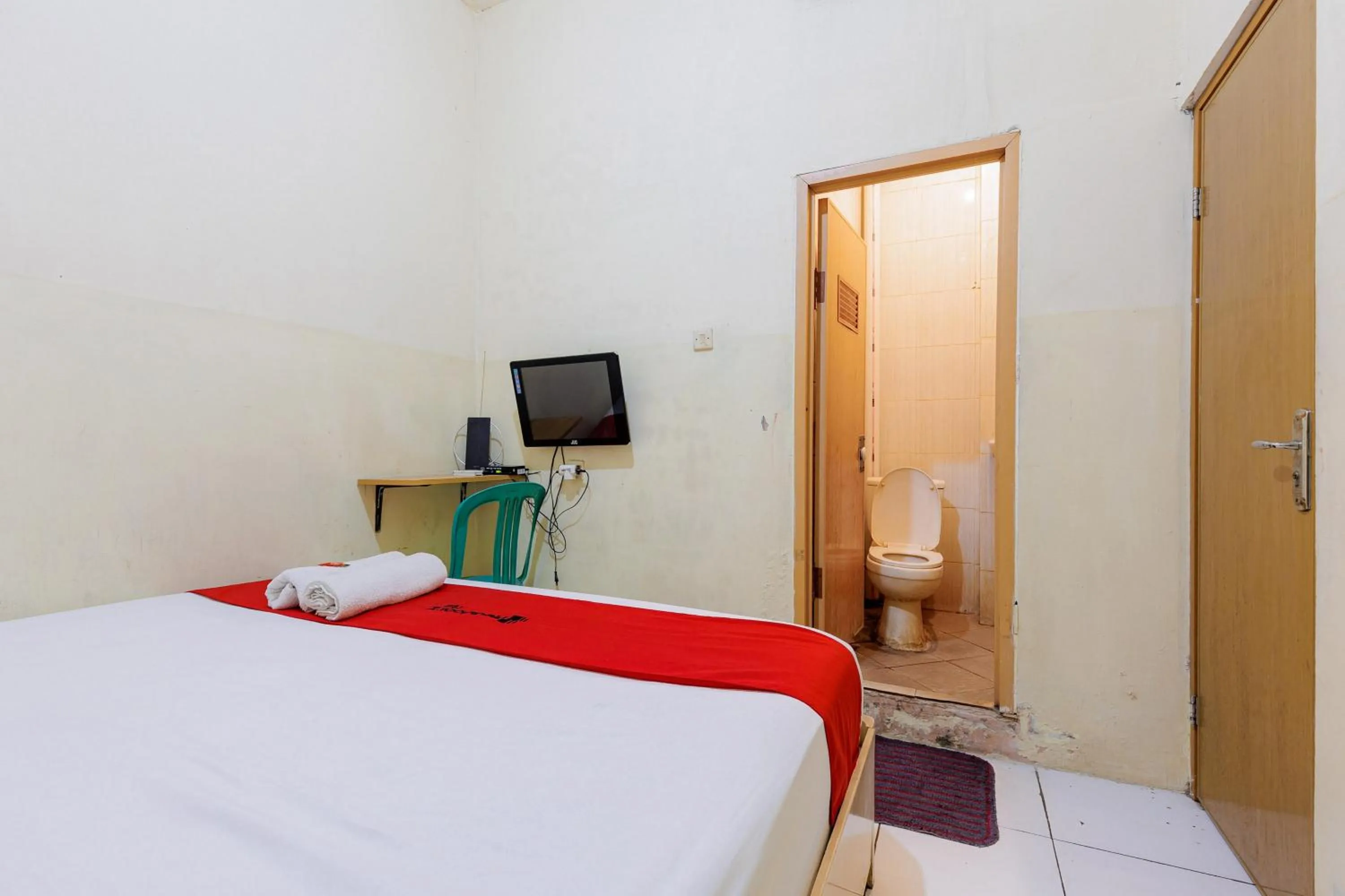 Bedroom, Bed in RedDoorz near Esa Unggul University Jakarta Campus