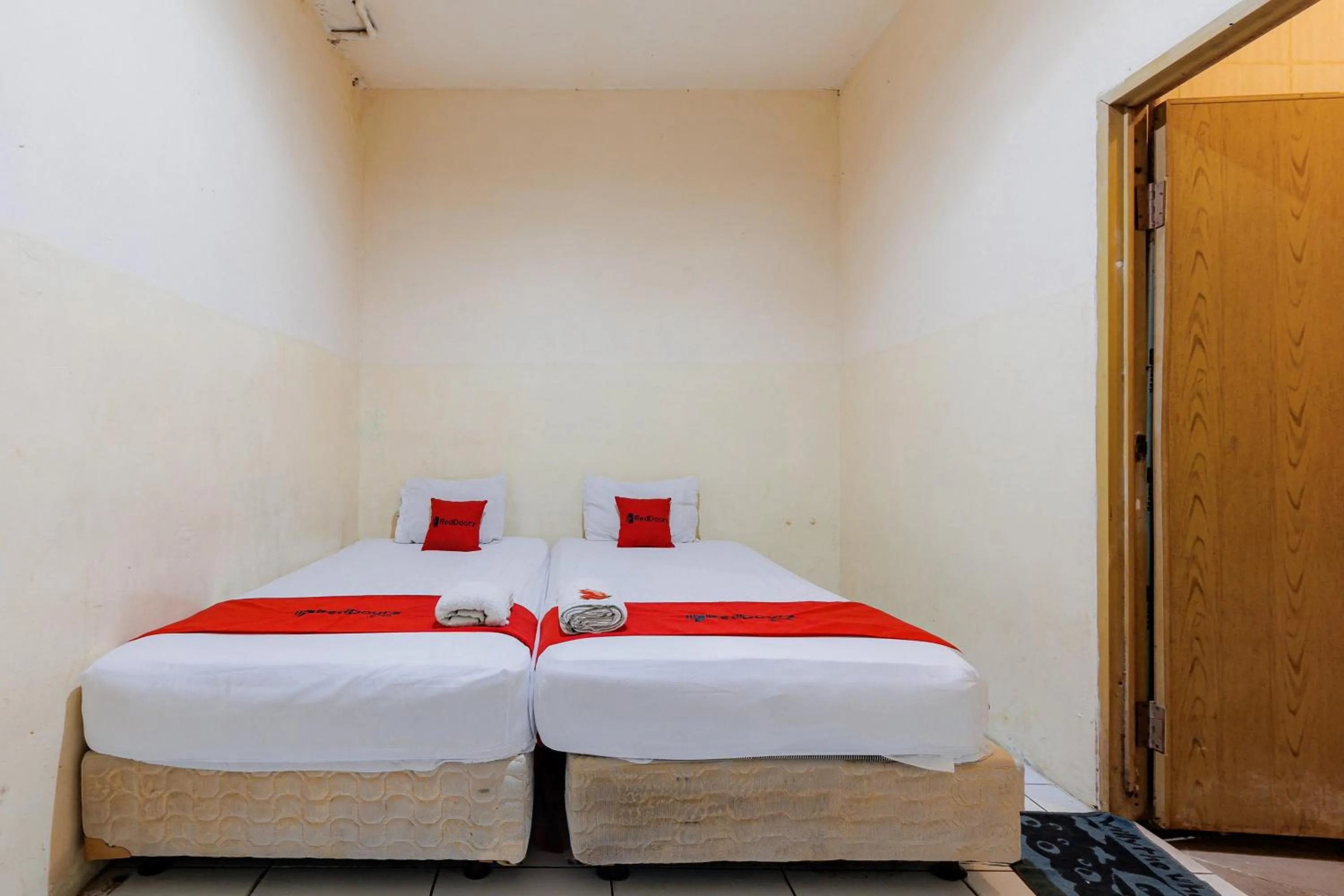 Bedroom, Bed in RedDoorz near Esa Unggul University Jakarta Campus