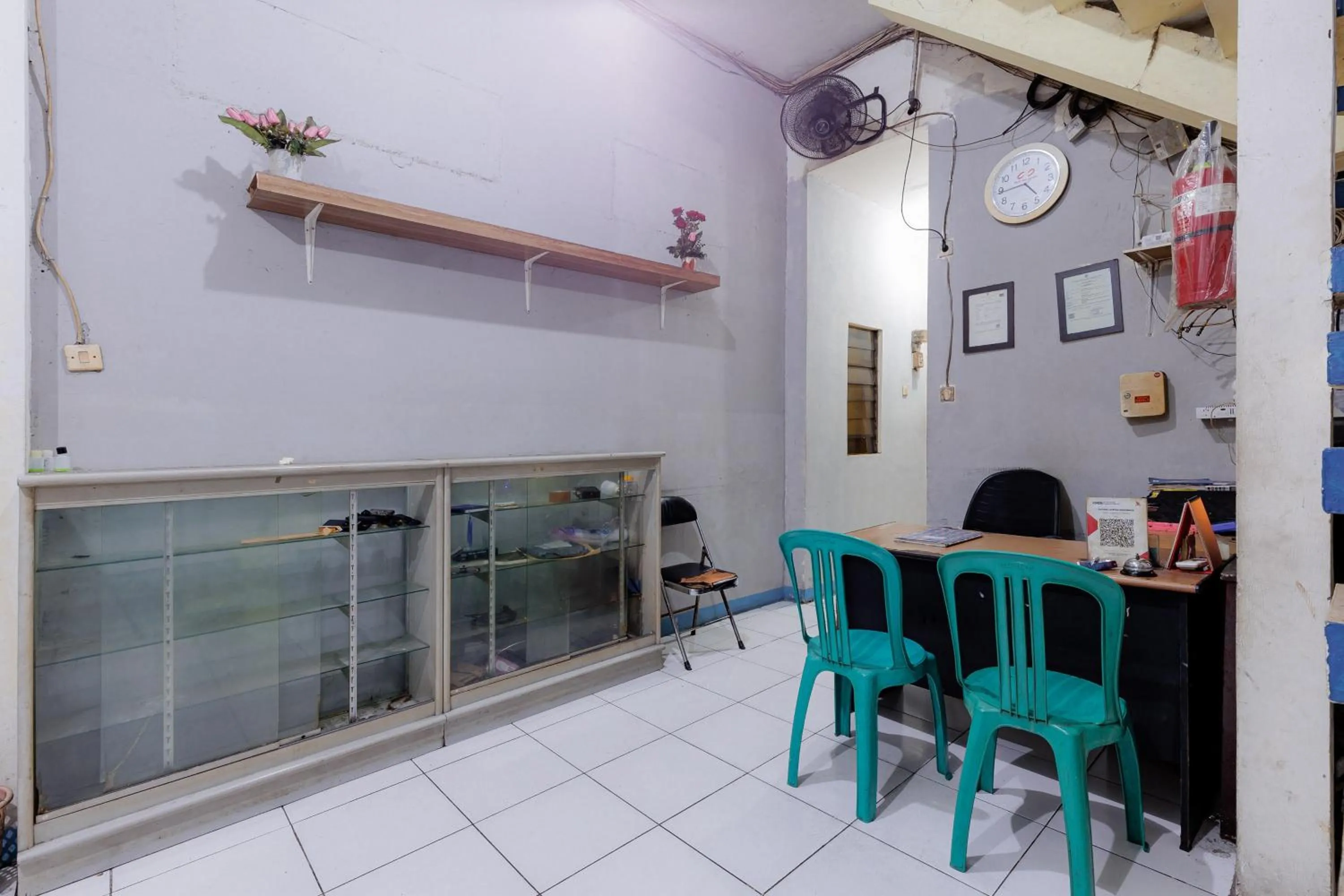 Lobby or reception in RedDoorz near Esa Unggul University Jakarta Campus