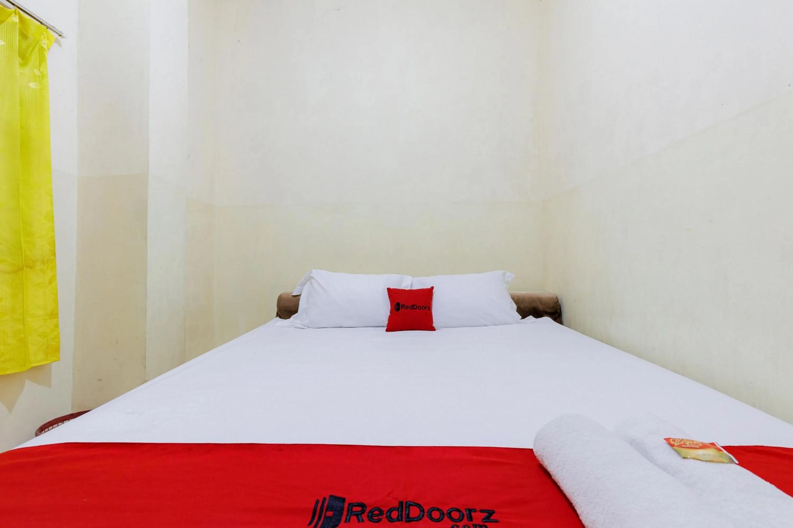 Bedroom, Bed in RedDoorz near Esa Unggul University Jakarta Campus