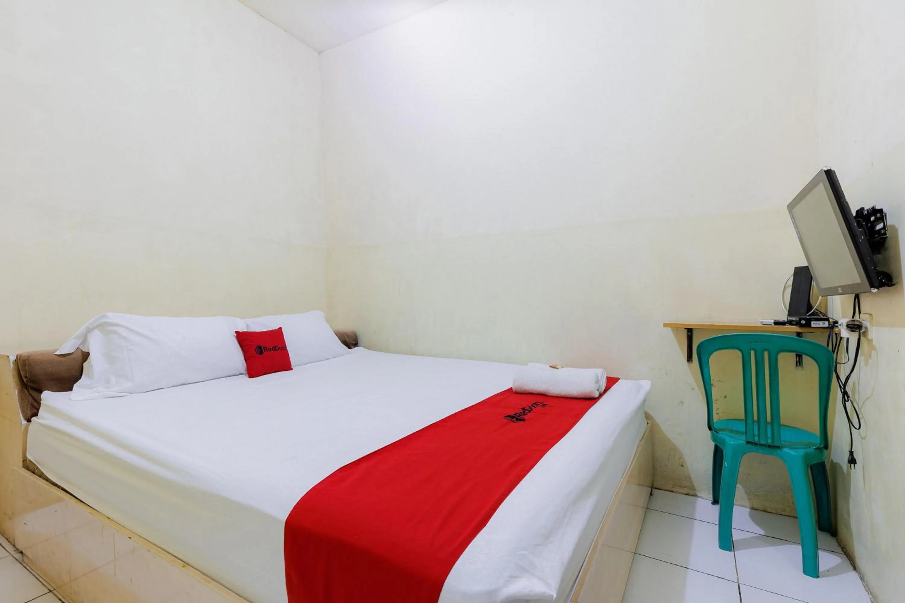Bedroom, Bed in RedDoorz near Esa Unggul University Jakarta Campus