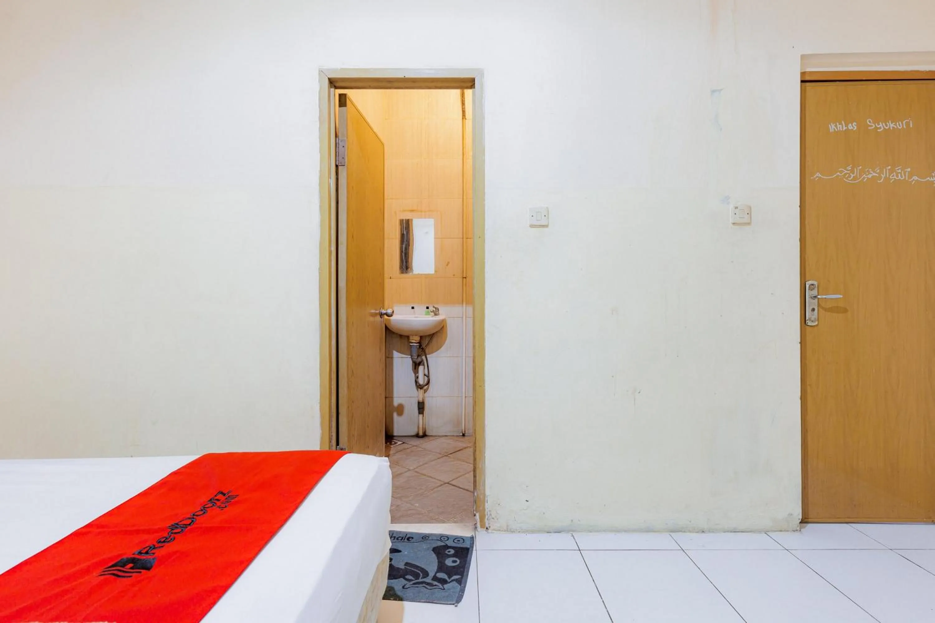 Bedroom, Bed in RedDoorz near Esa Unggul University Jakarta Campus