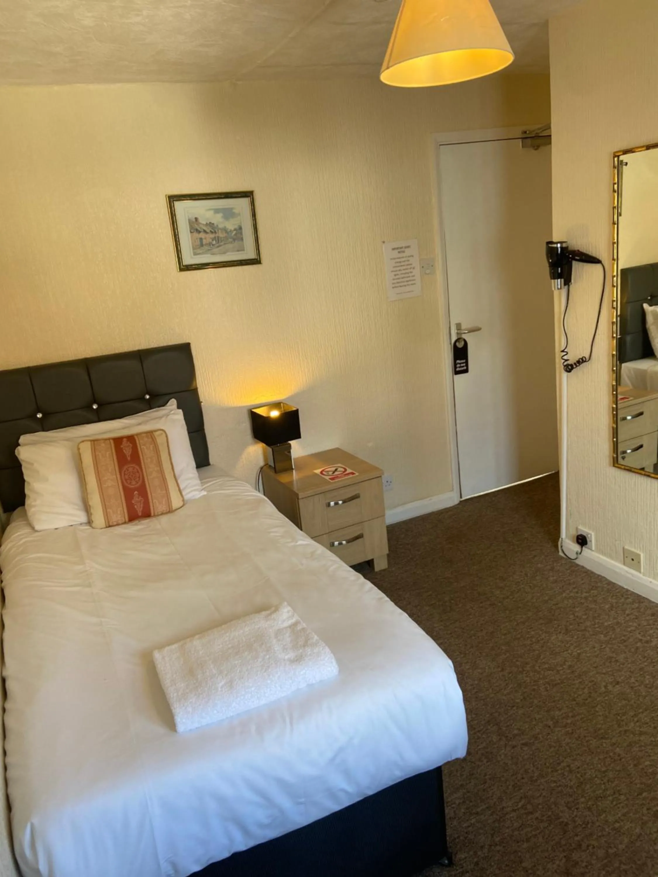 Bedroom, Bed in The Hillmorton Manor Hotel