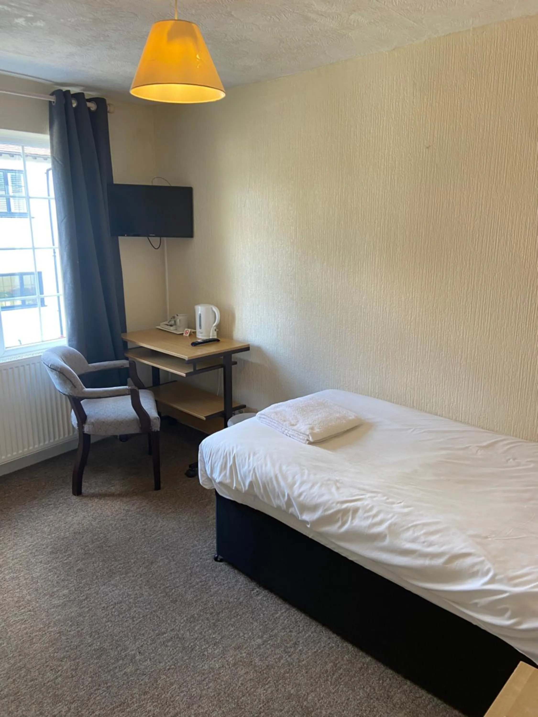 Bedroom, Bed in The Hillmorton Manor Hotel