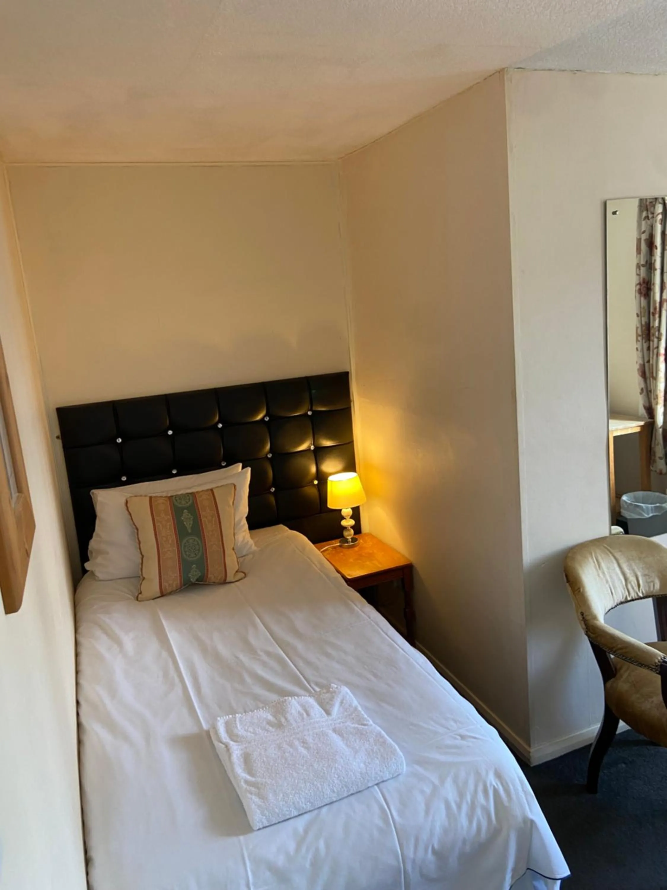 Bedroom, Bed in The Hillmorton Manor Hotel