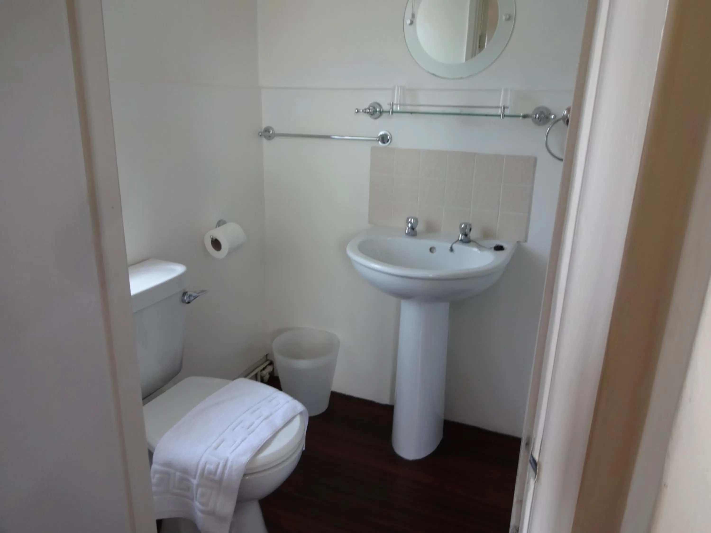 Bathroom in The Hillmorton Manor Hotel
