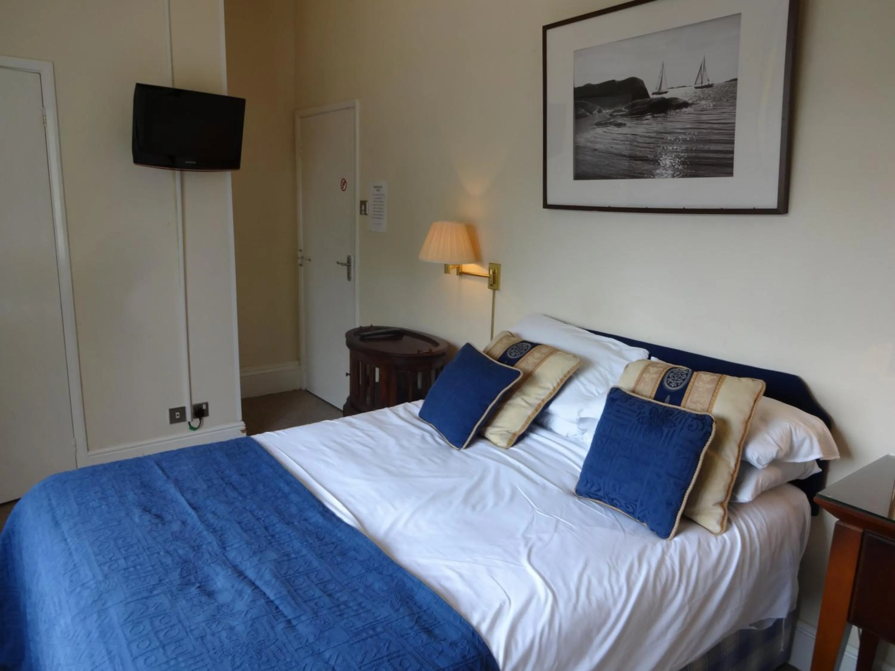 Bedroom, Bed in The Hillmorton Manor Hotel