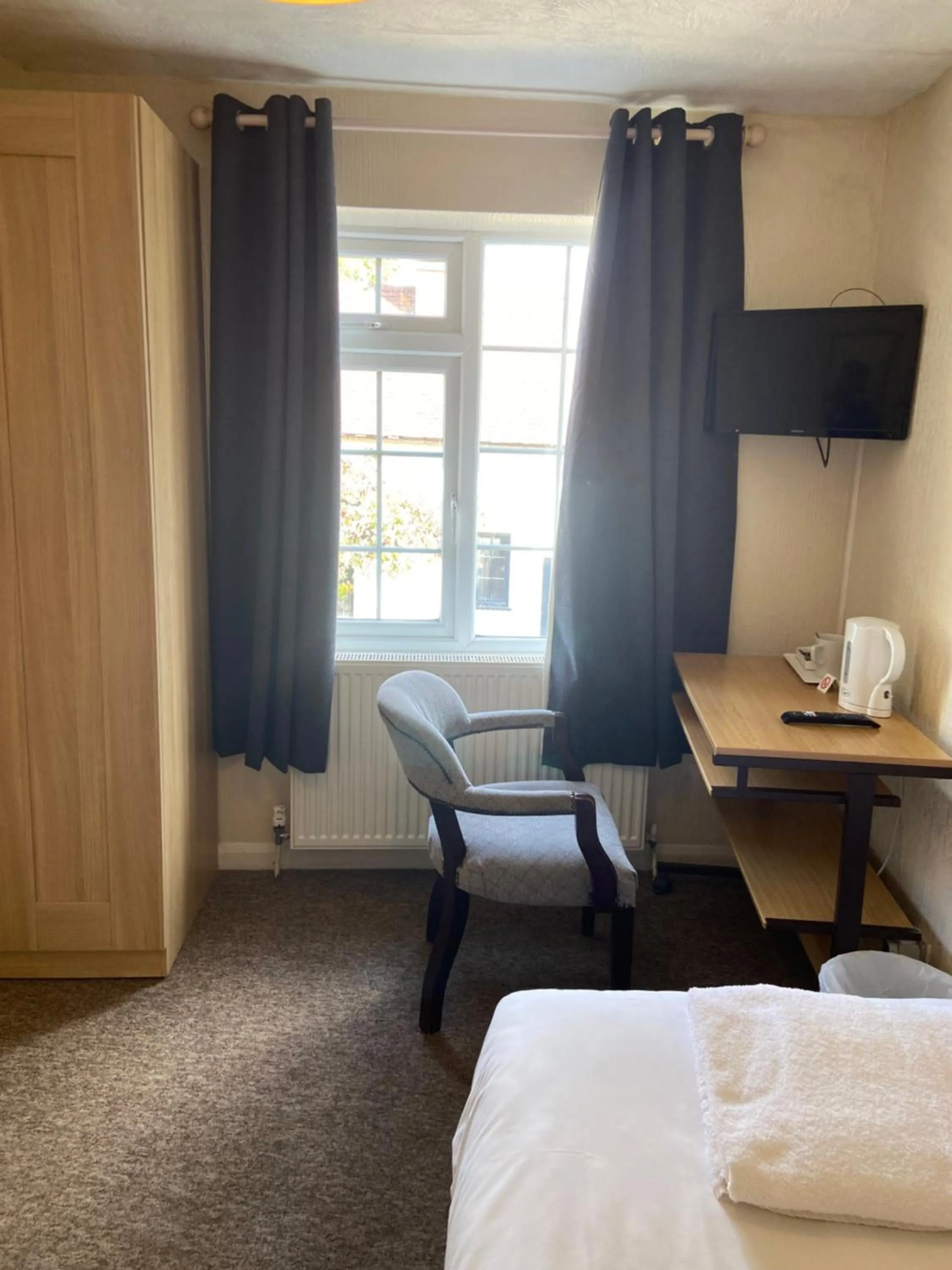 Bedroom, Bed in The Hillmorton Manor Hotel