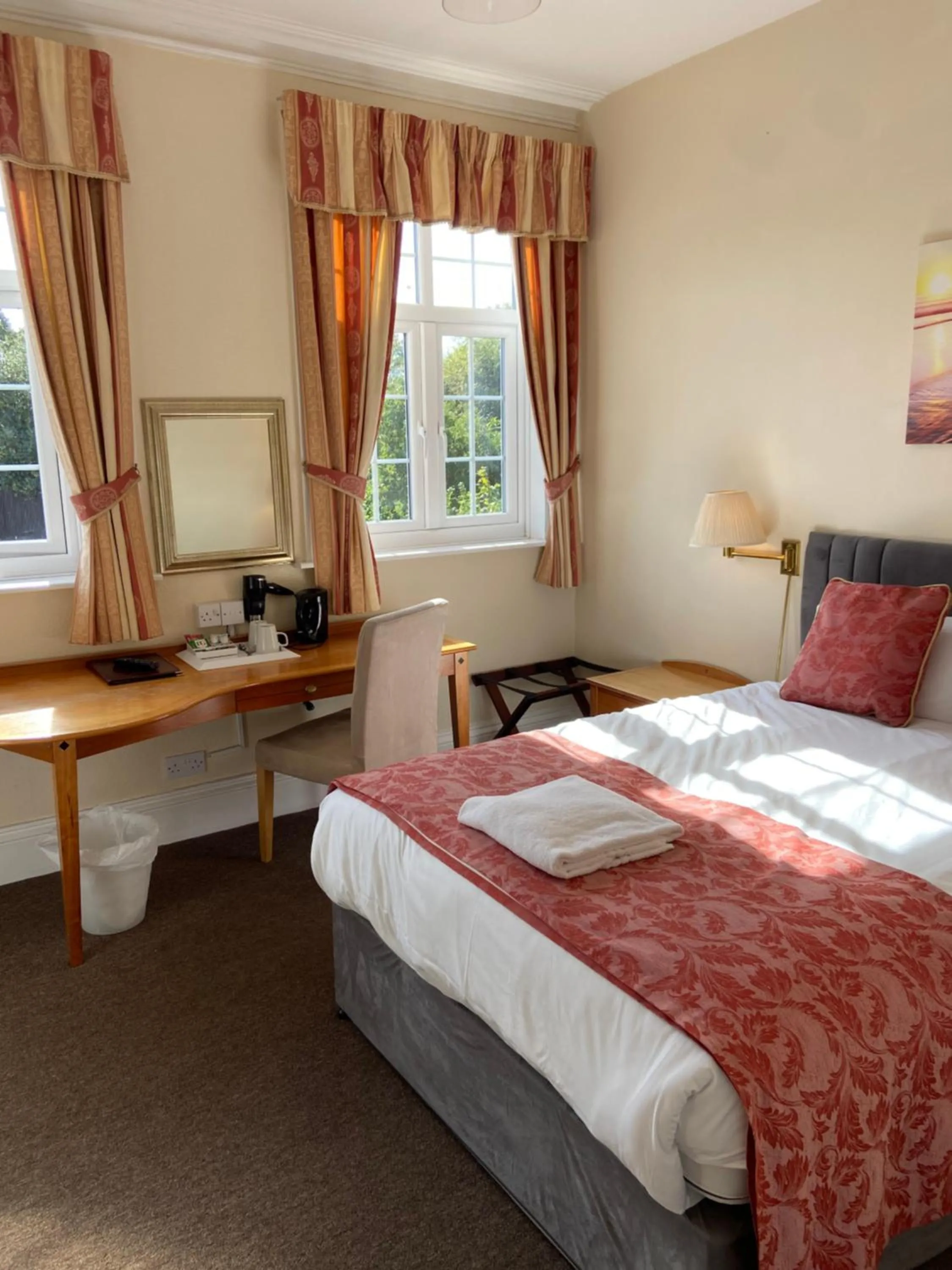 Bedroom, Bed in The Hillmorton Manor Hotel