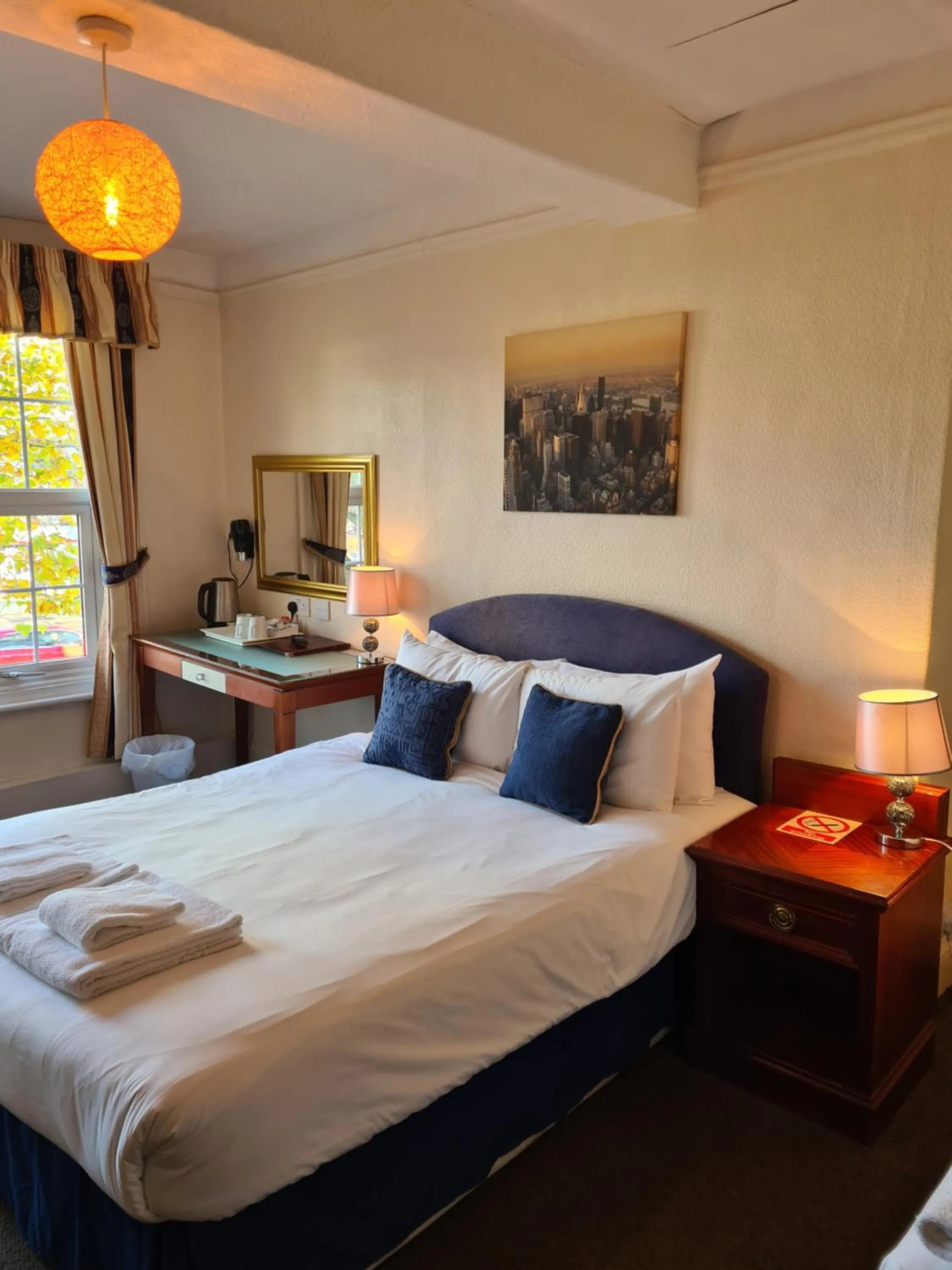 Photo of the whole room, Bed in The Hillmorton Manor Hotel
