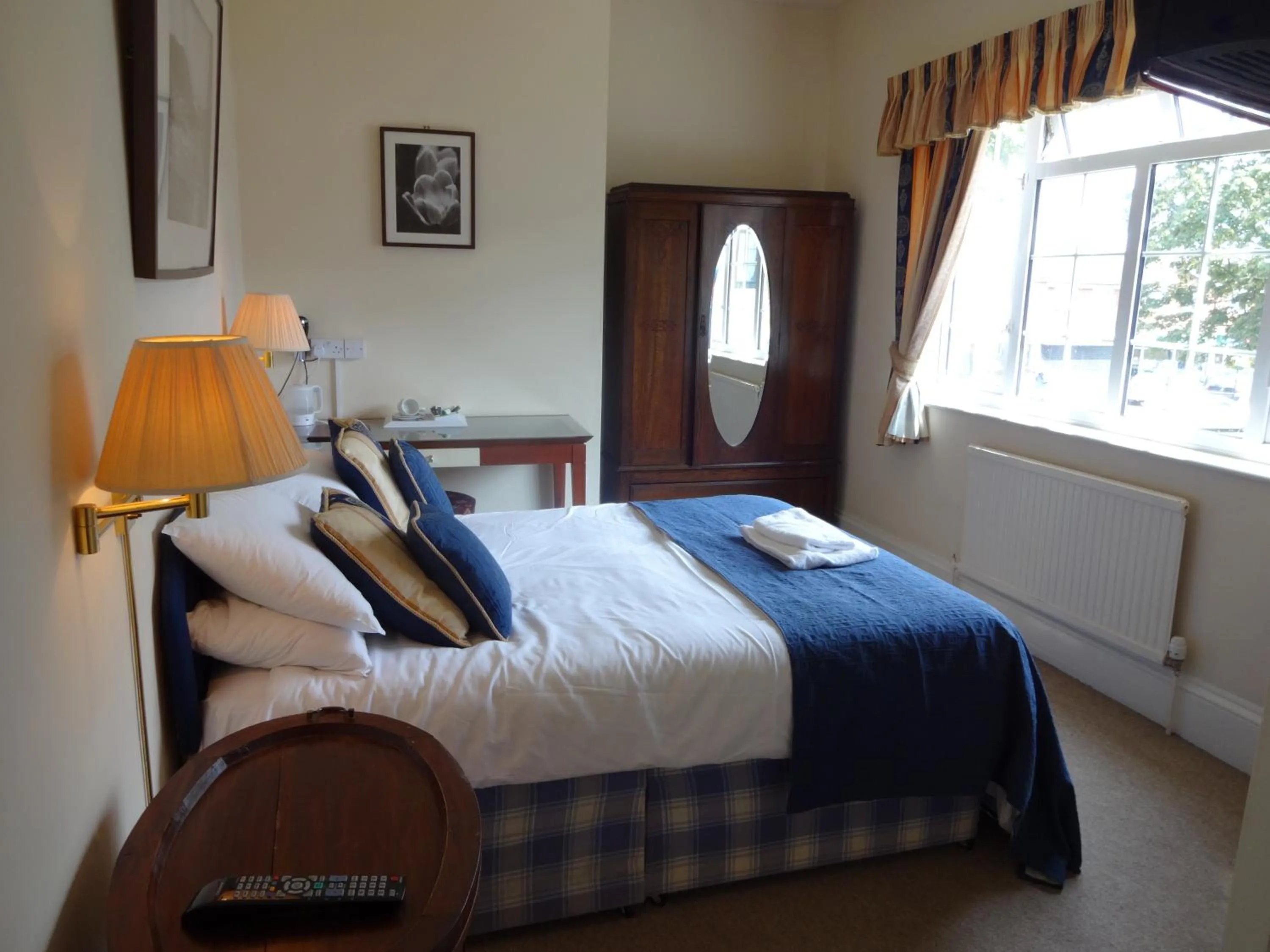 Bedroom, Bed in The Hillmorton Manor Hotel