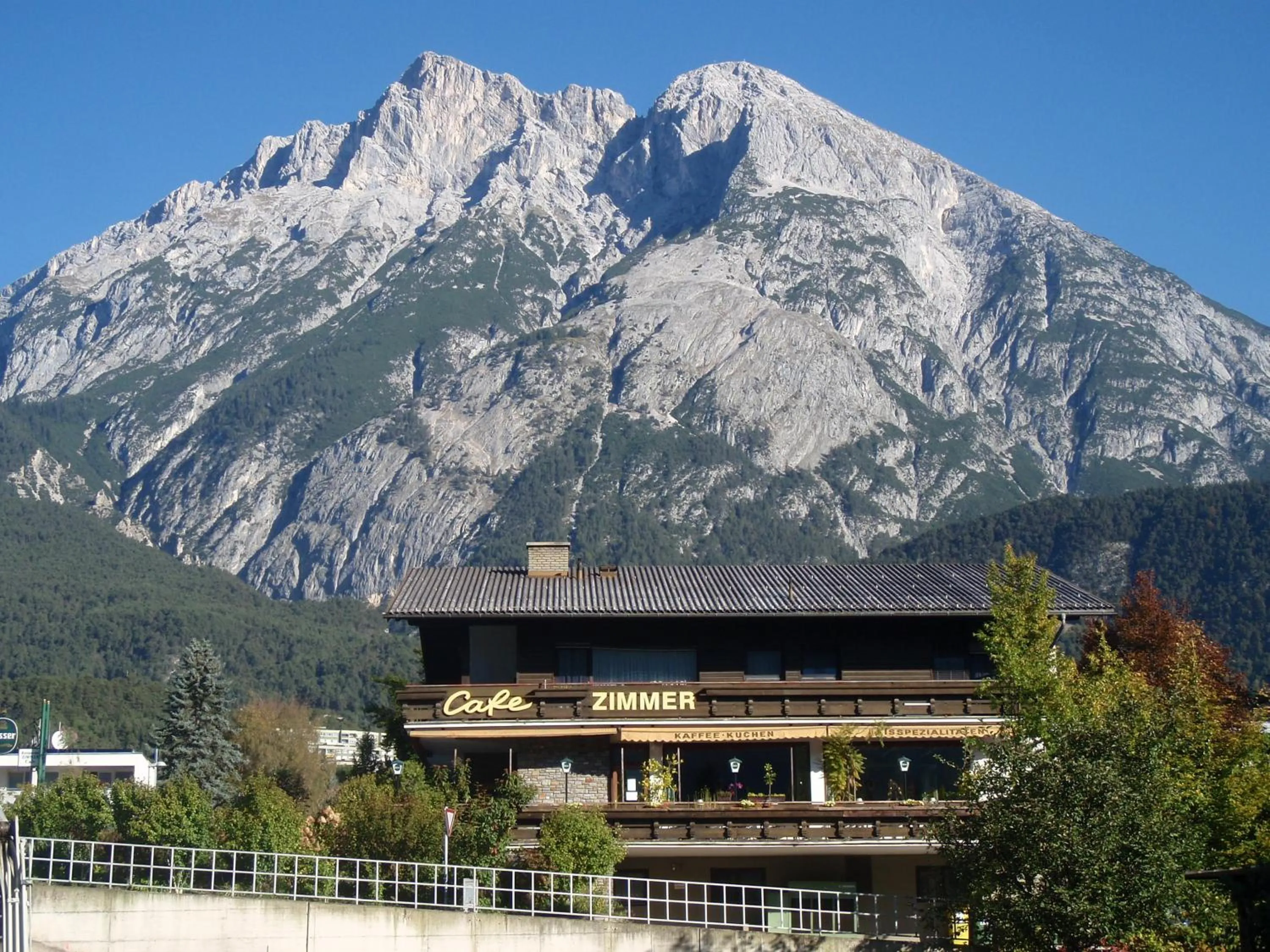 Facade/entrance in Telfer Stubm