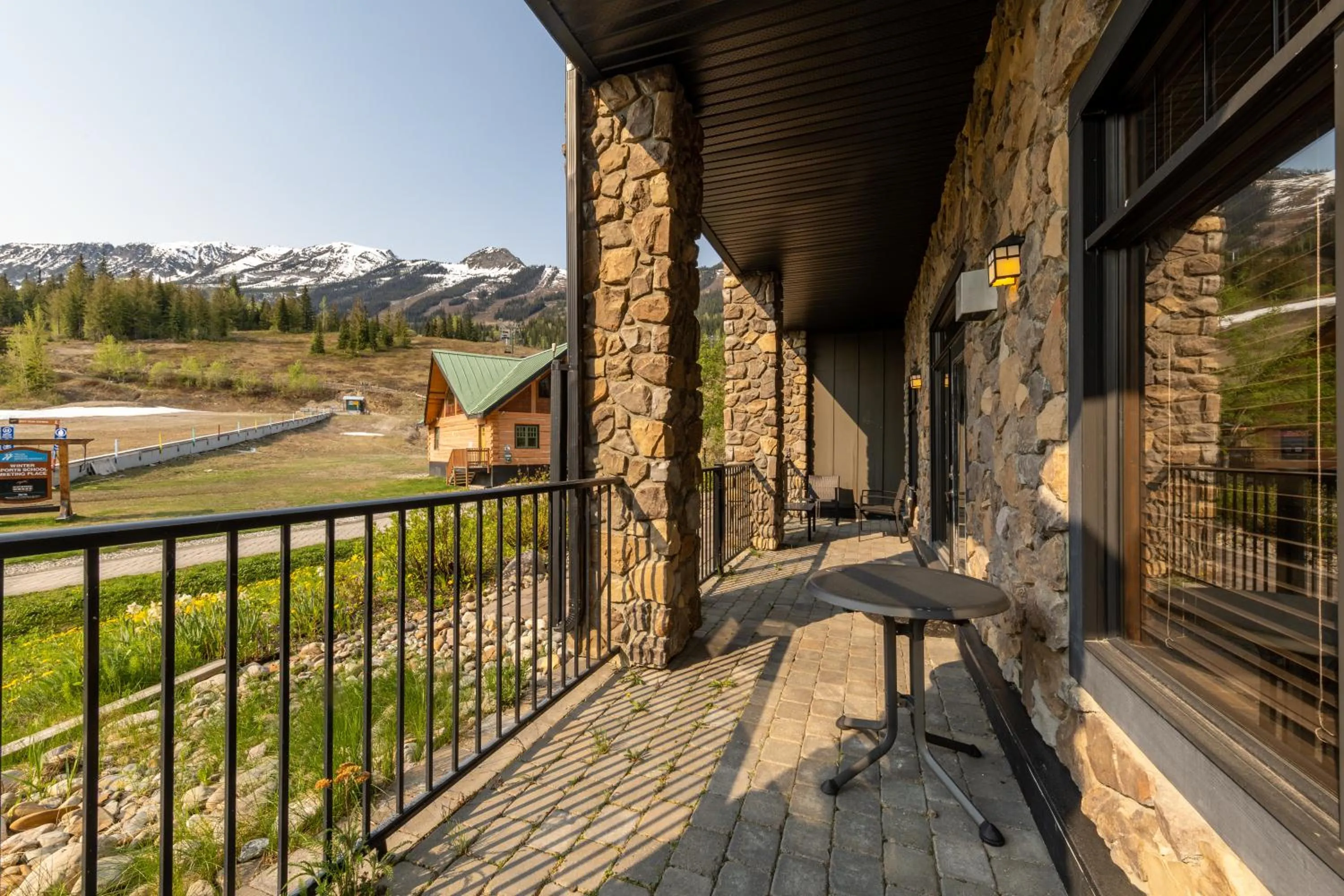 Balcony/Terrace in Glacier Mountaineer Lodge