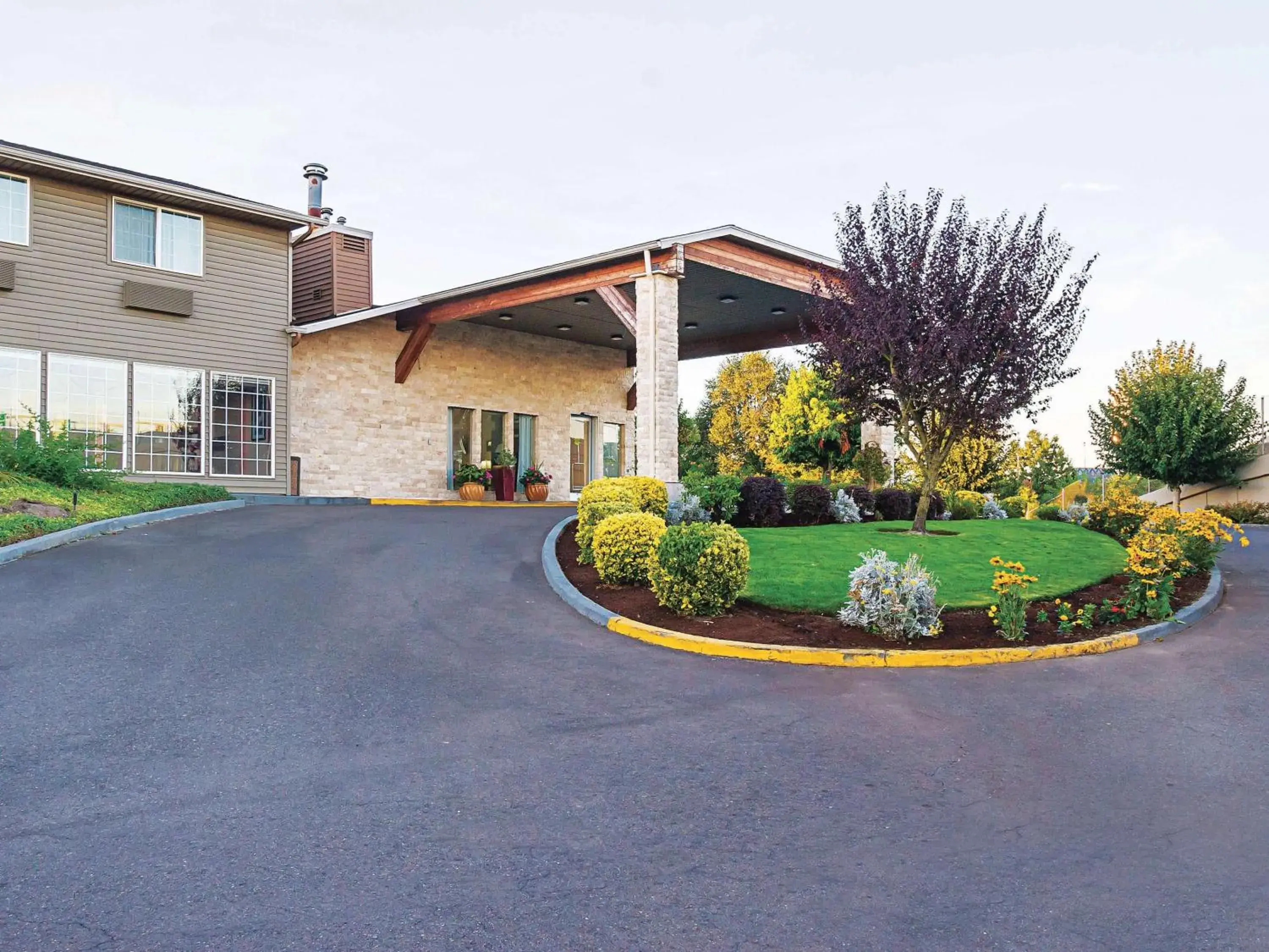 Property building in La Quinta by Wyndham Woodburn Property building in La Quinta by Wyndham Woodburn