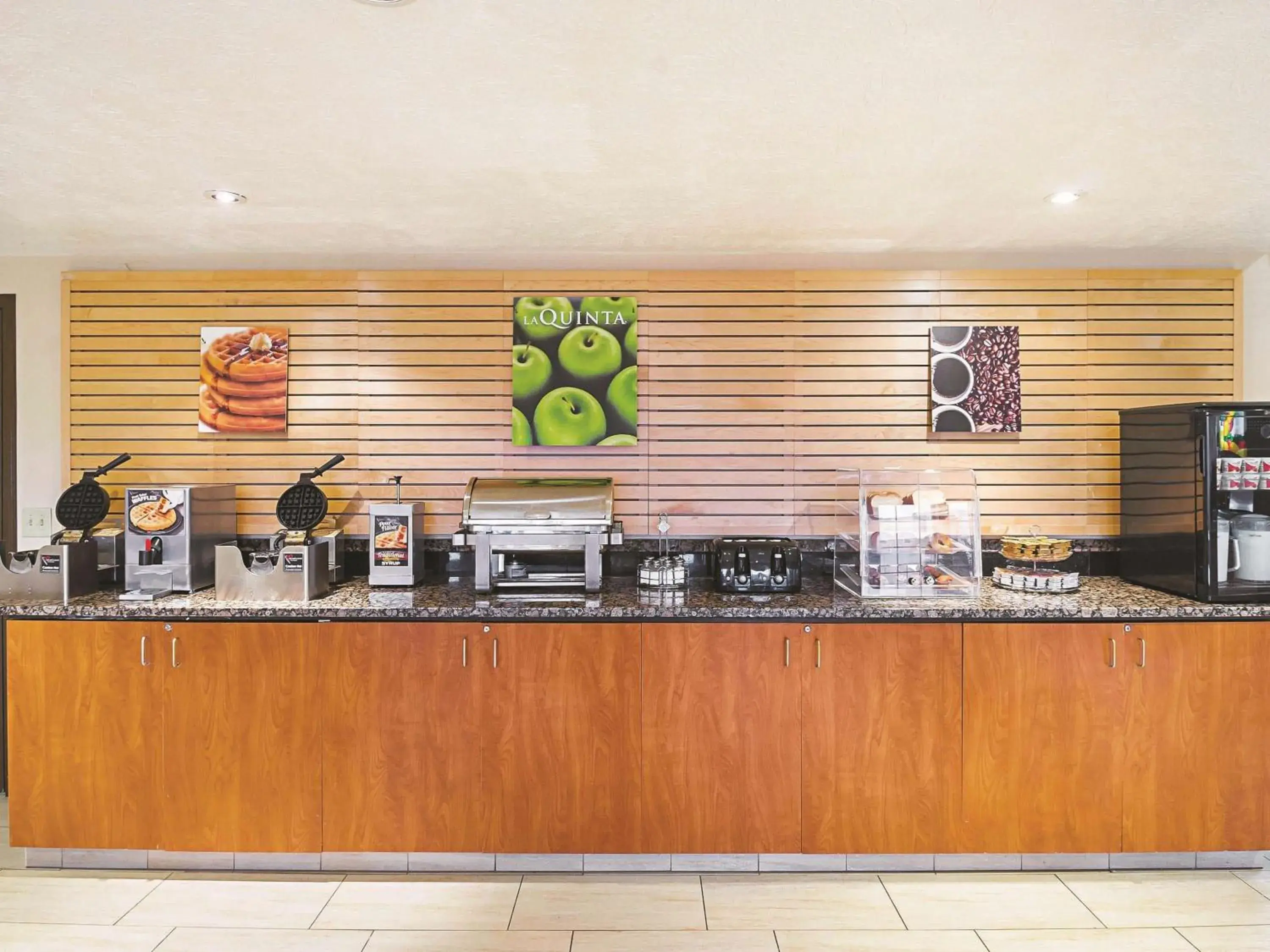 Restaurant/places to eat in La Quinta by Wyndham Woodburn Restaurant/places to eat in La Quinta by Wyndham Woodburn