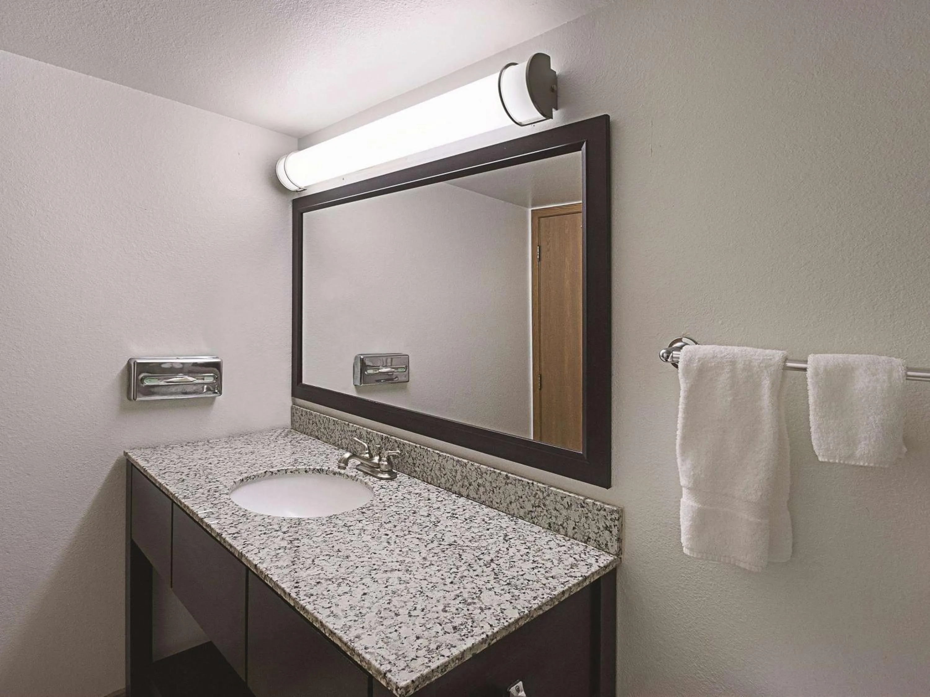 Photo of the whole room in La Quinta by Wyndham Woodburn