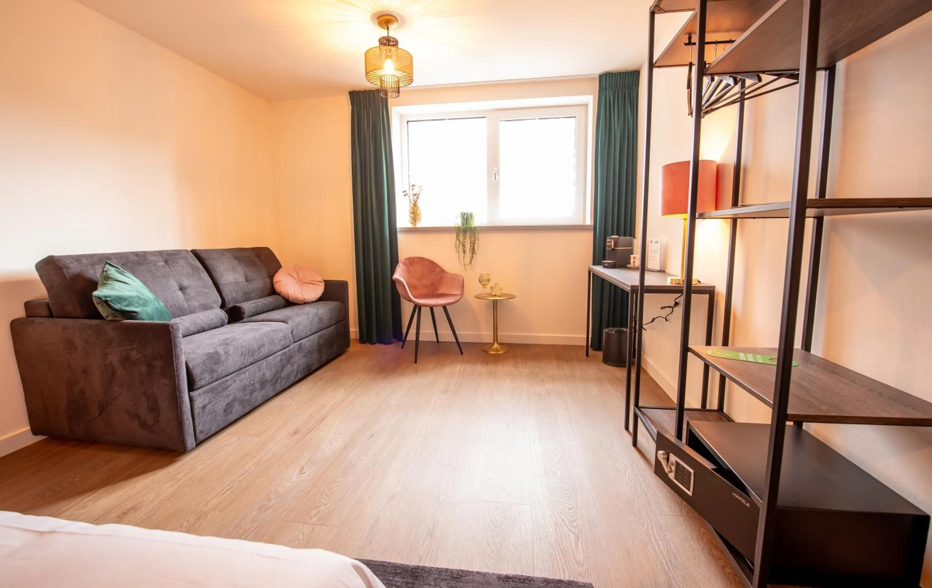 Seating area, Bed in Hotel Bom