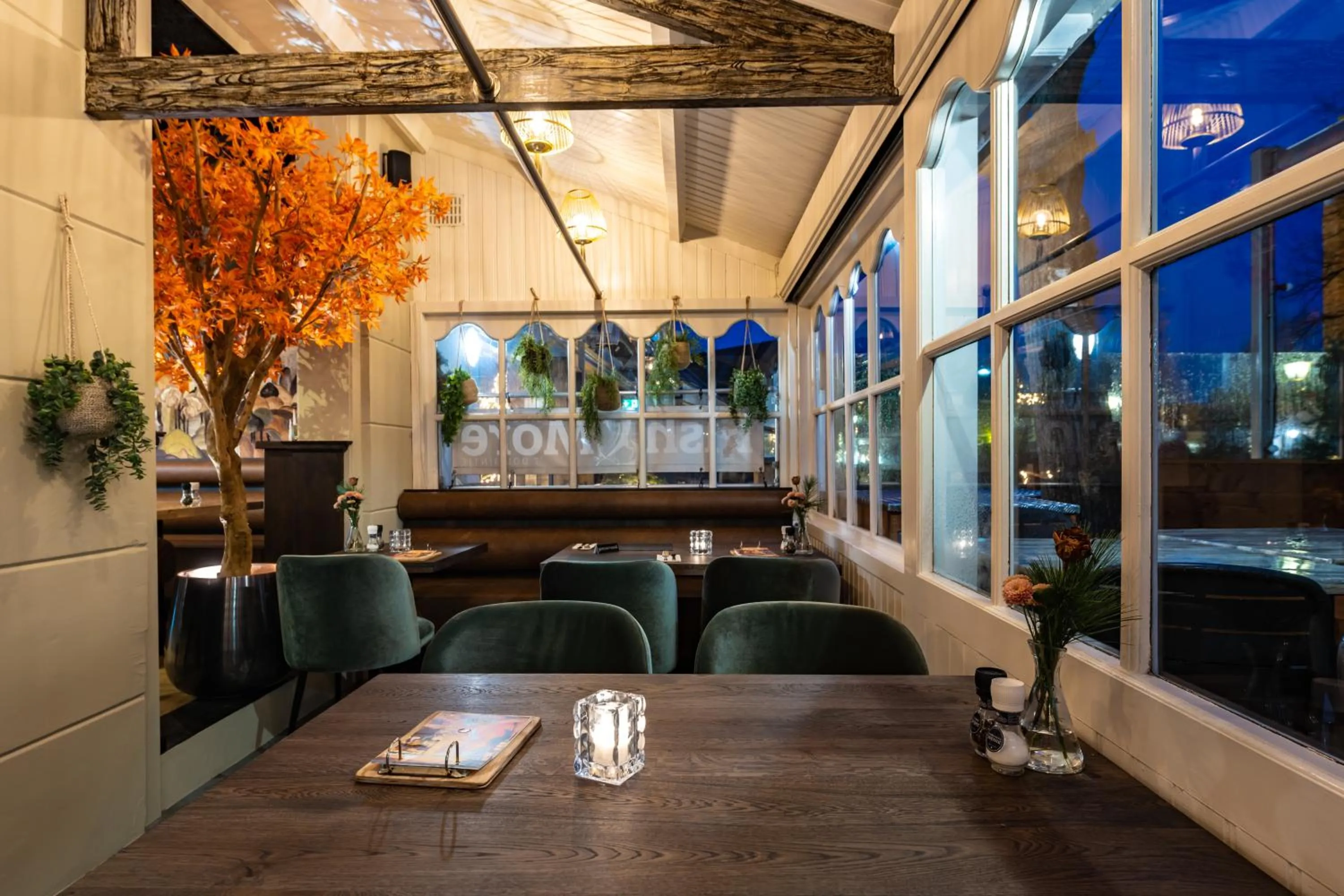 Restaurant/places to eat in Hotel Bom