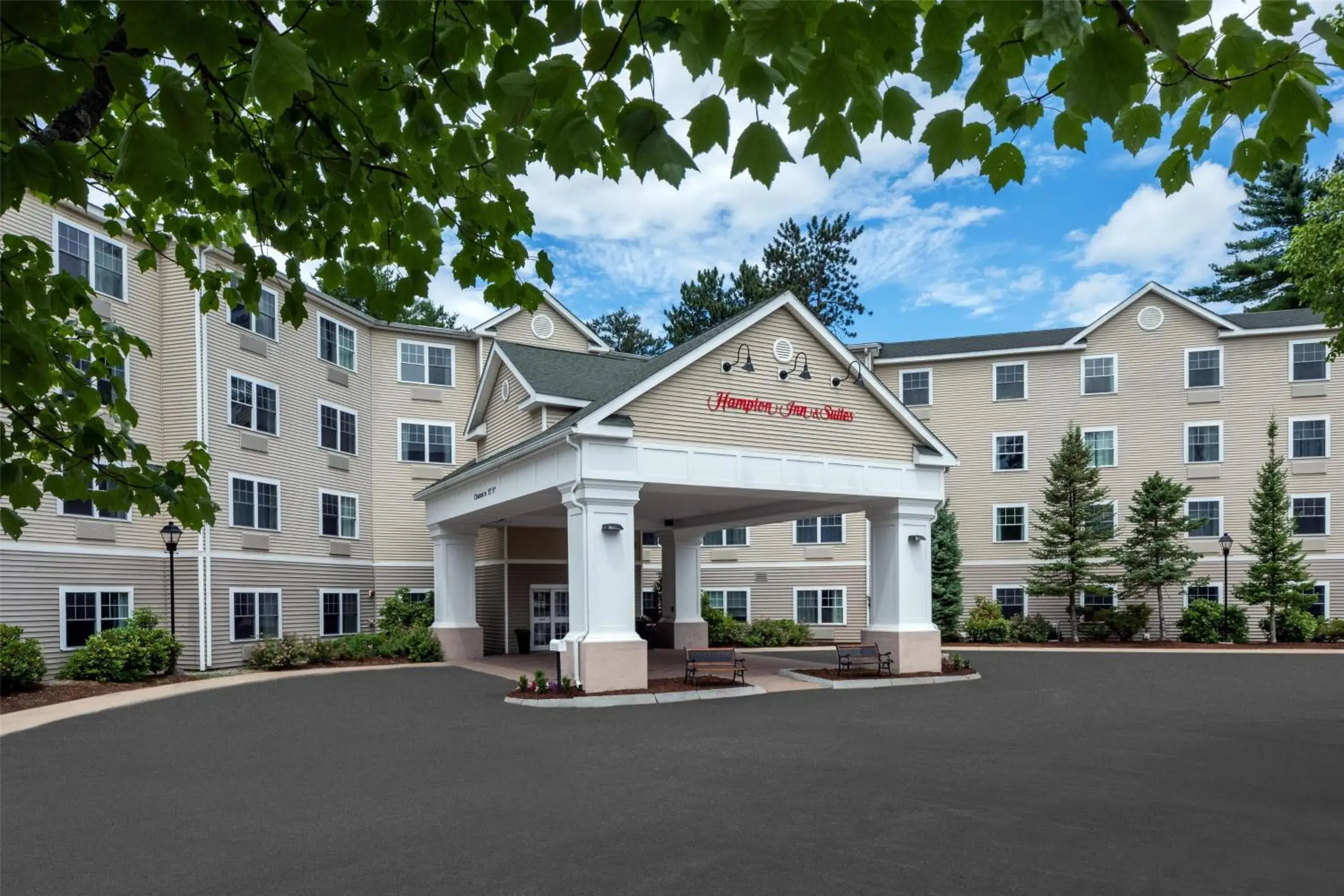 Property building in Hampton Inn & Suites North Conway Property building in Hampton Inn & Suites North Conway