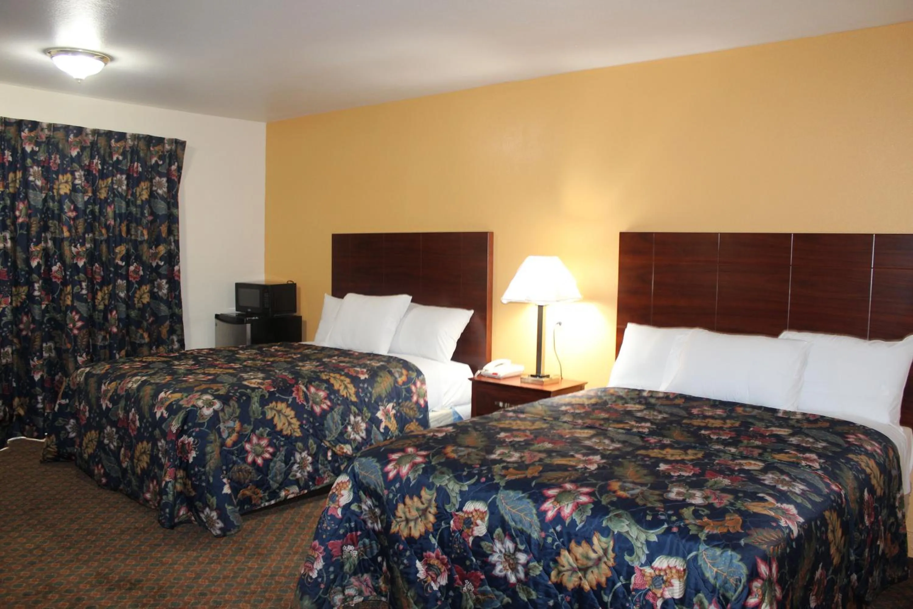 Bed in Passport Inn and Suites - Middletown