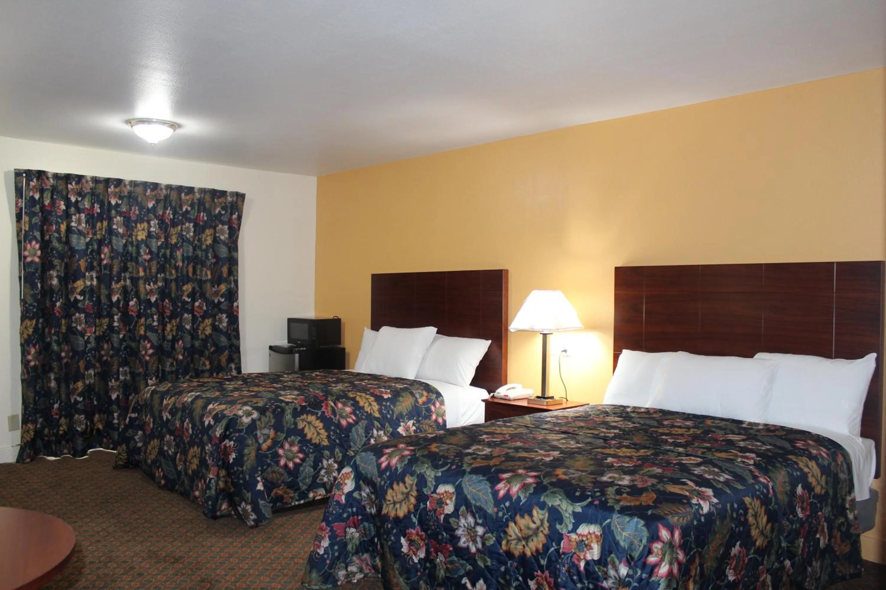 Bed in Passport Inn and Suites - Middletown