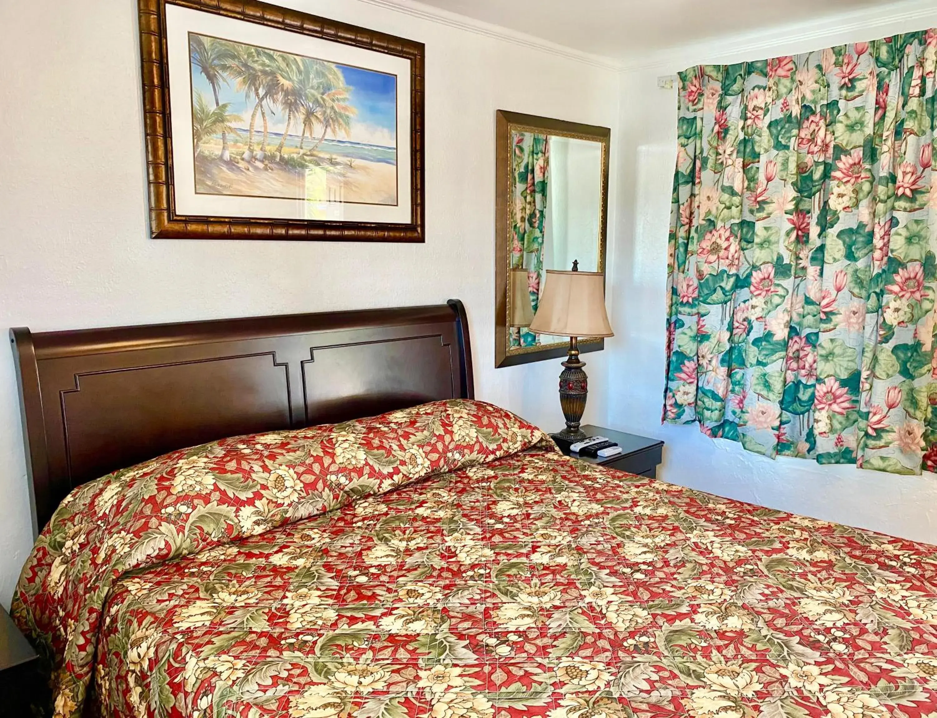 Queen Room - Non-Smoking in Glades Motel - Naples Queen Room - Non-Smoking in Glades Motel - Naples