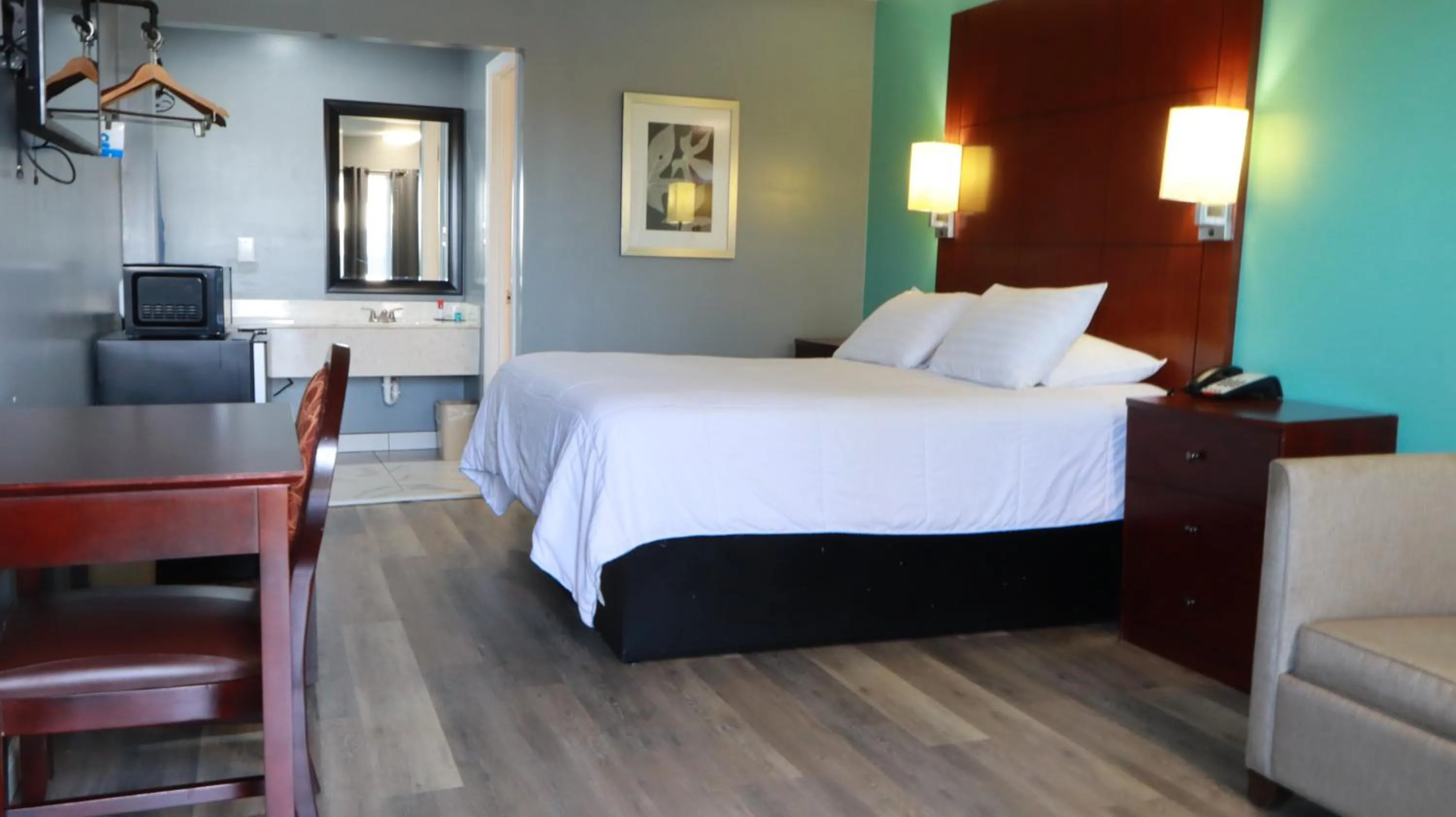 1 King Bed Non-Smoking in Americas Best Value Inn and Suites Blytheville by Sonesta