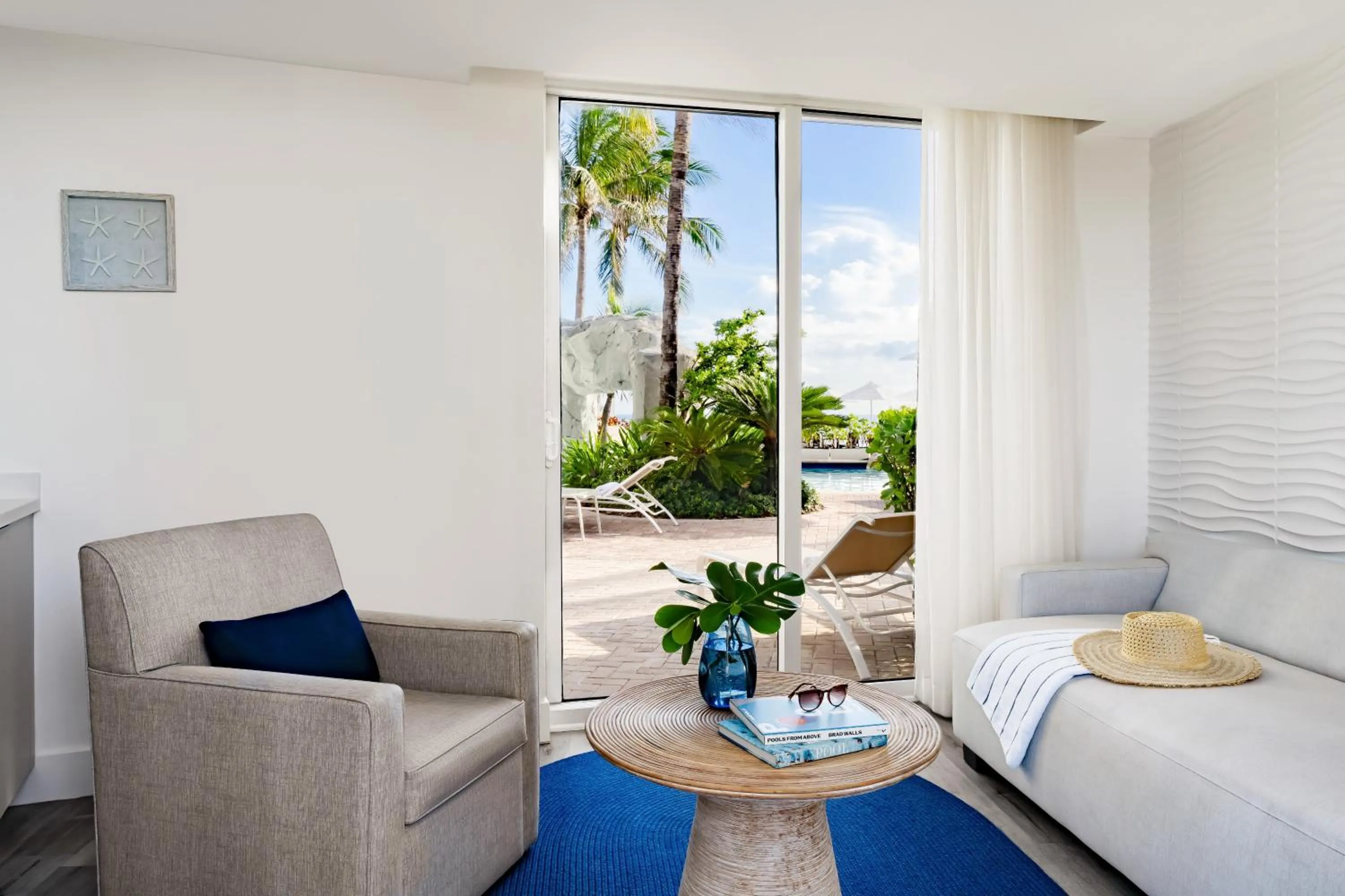 Pool view, Bed in Trump International Beach Resort - Sunny Isles Beach