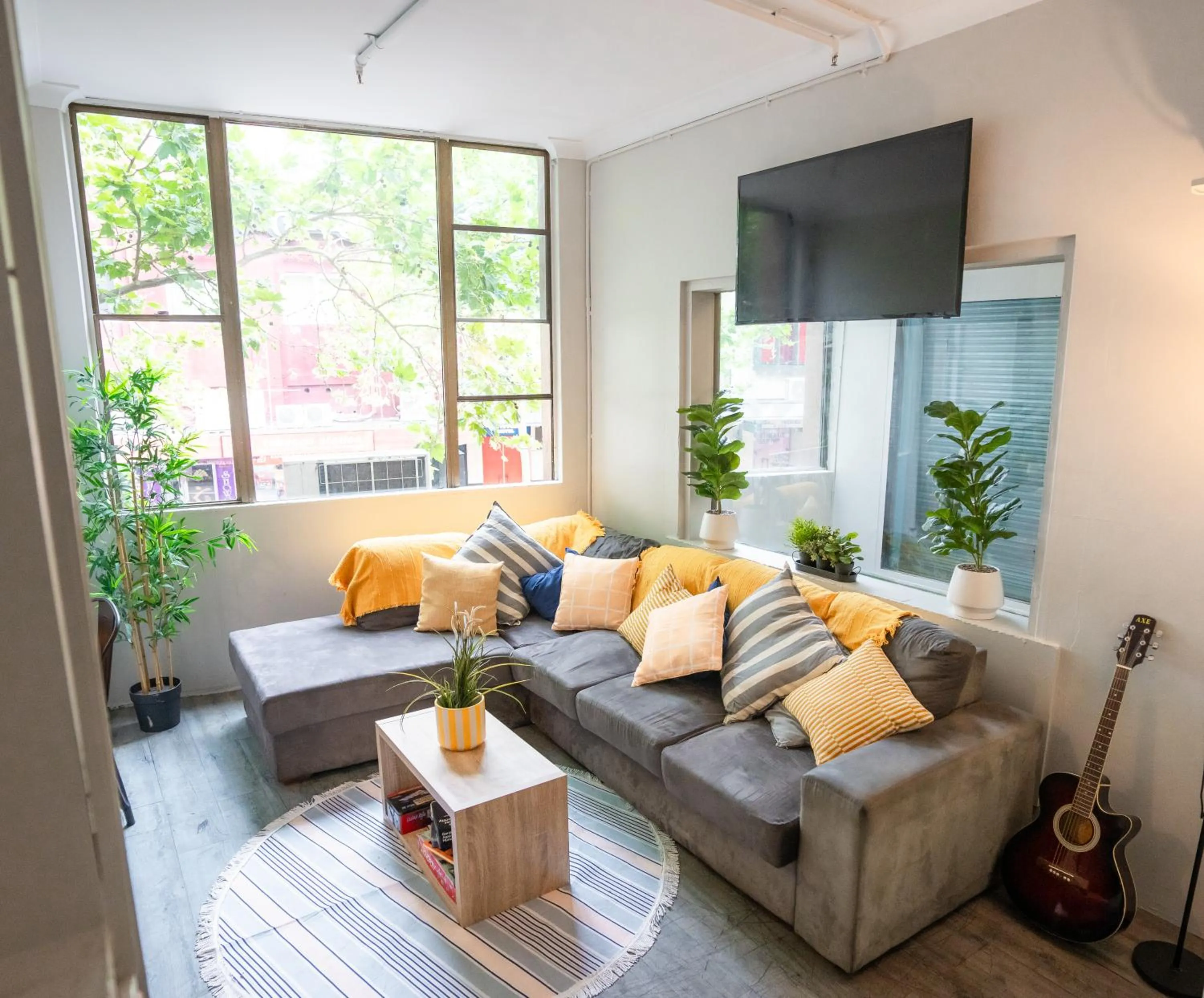 Communal lounge/ TV room, Seating Area in Hump Backpackers