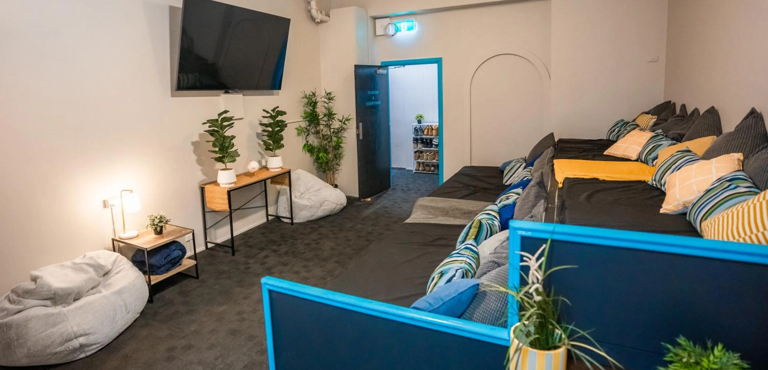 Communal lounge/ TV room, Bed in Mad Monkey East Side