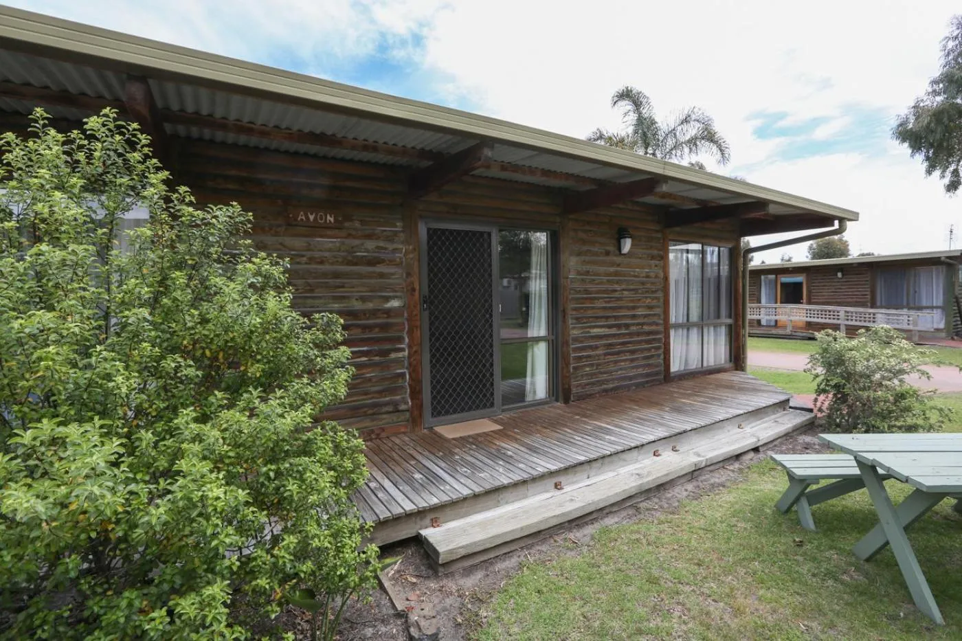 Facade/entrance in Lazy Acre Log Cabins