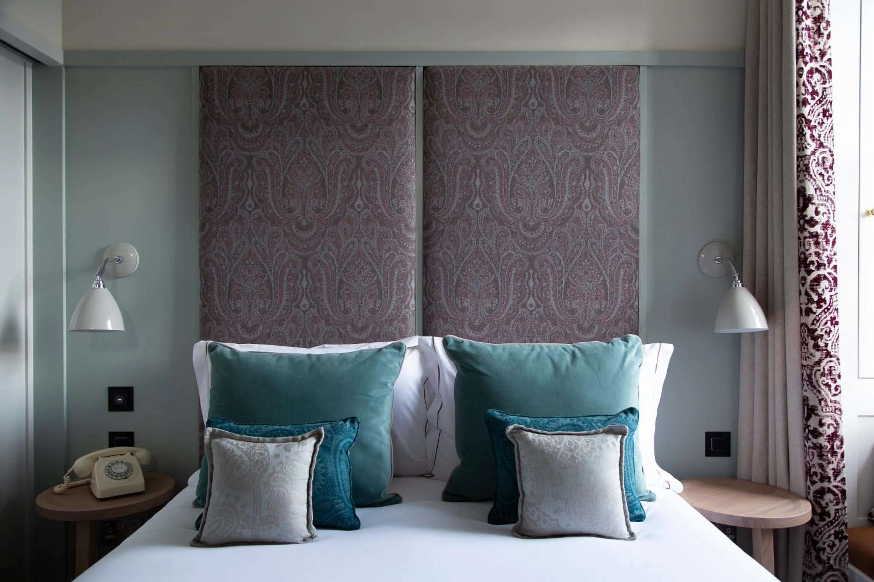 Bed in Abbey Strand Apartments, at Holyrood