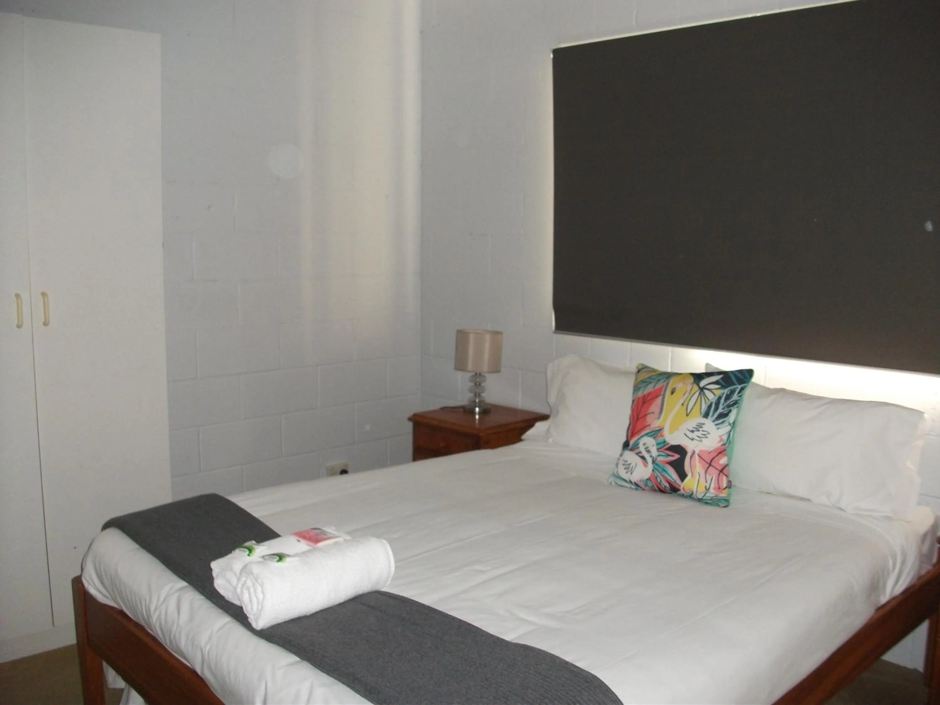 Bed in Beerwah Glasshouse Motel