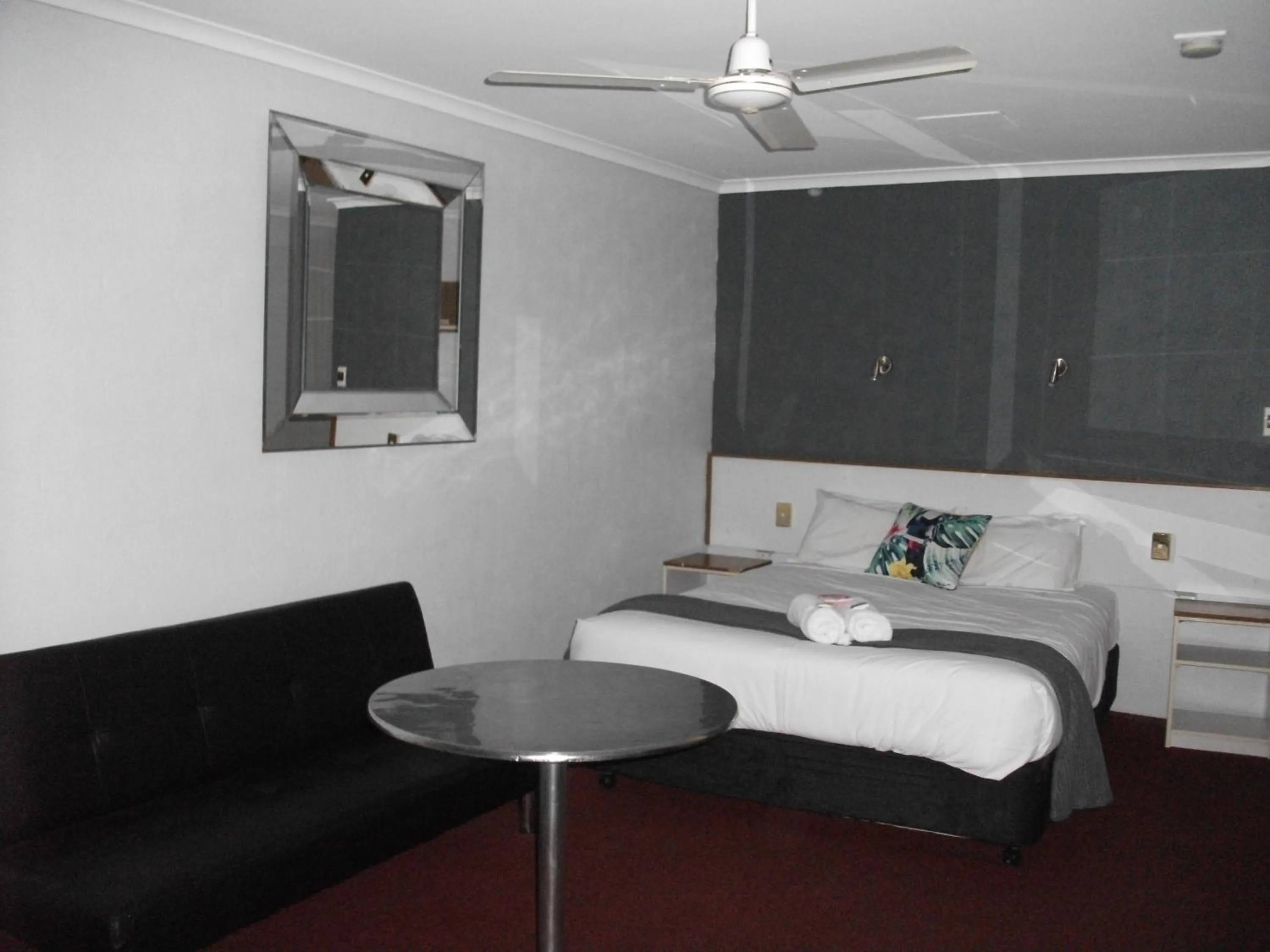 Bed in Beerwah Glasshouse Motel