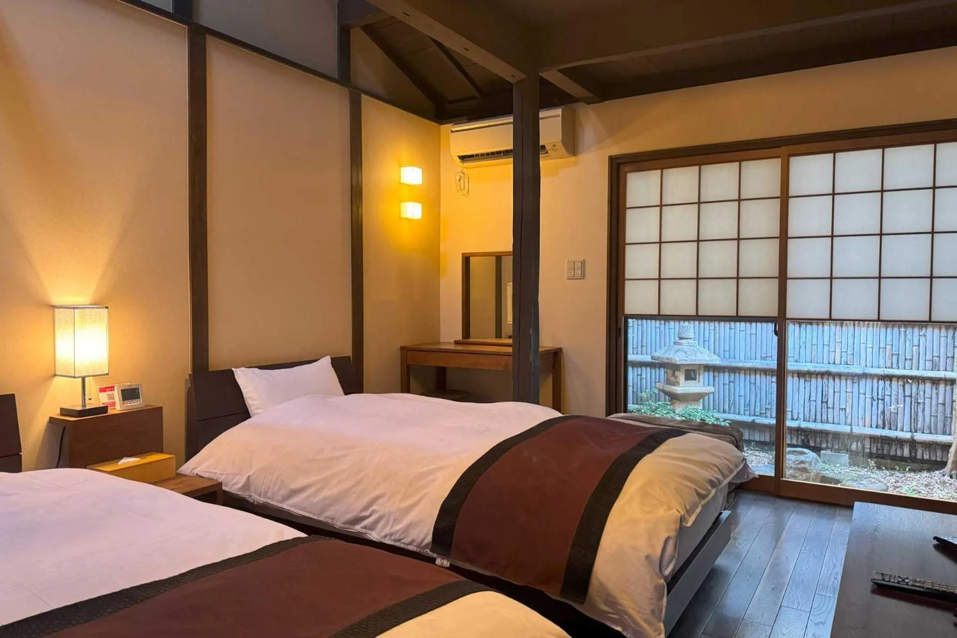 Photo of the whole room, Bed in Kurenai-an