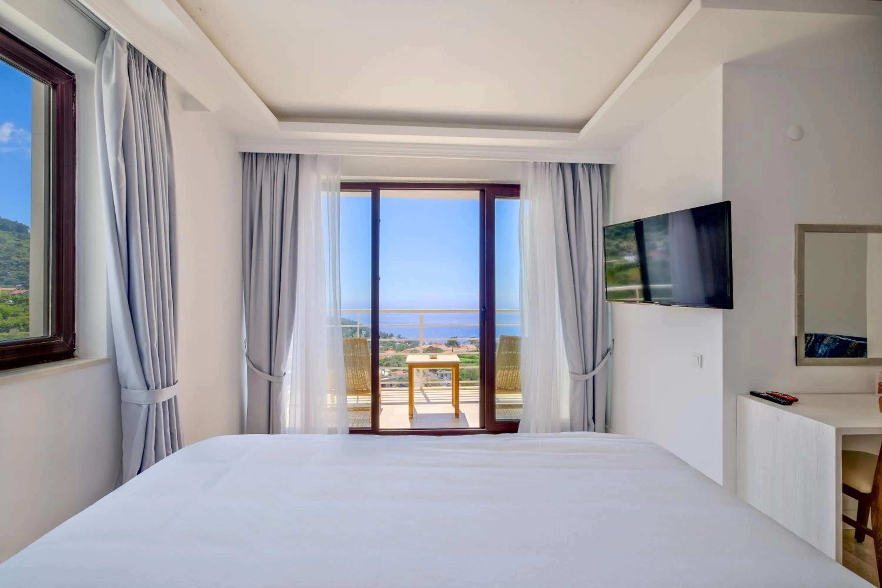 Balcony/Terrace, Bed in Highclere Hotel and Spa