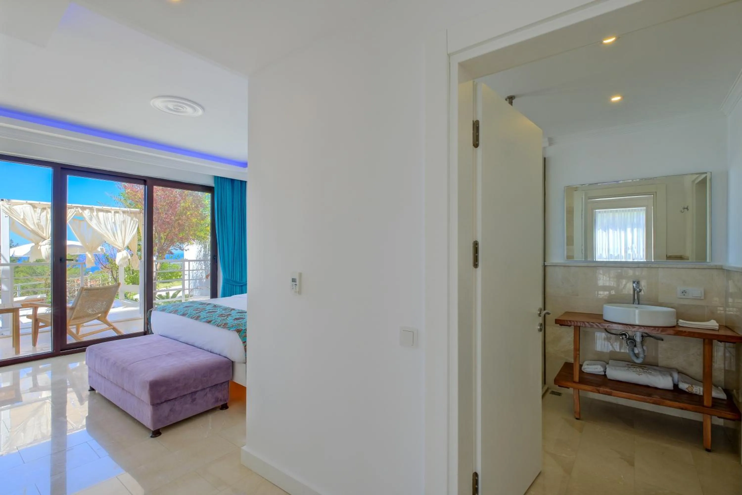 Photo of the whole room, Bed in Highclere Hotel and Spa