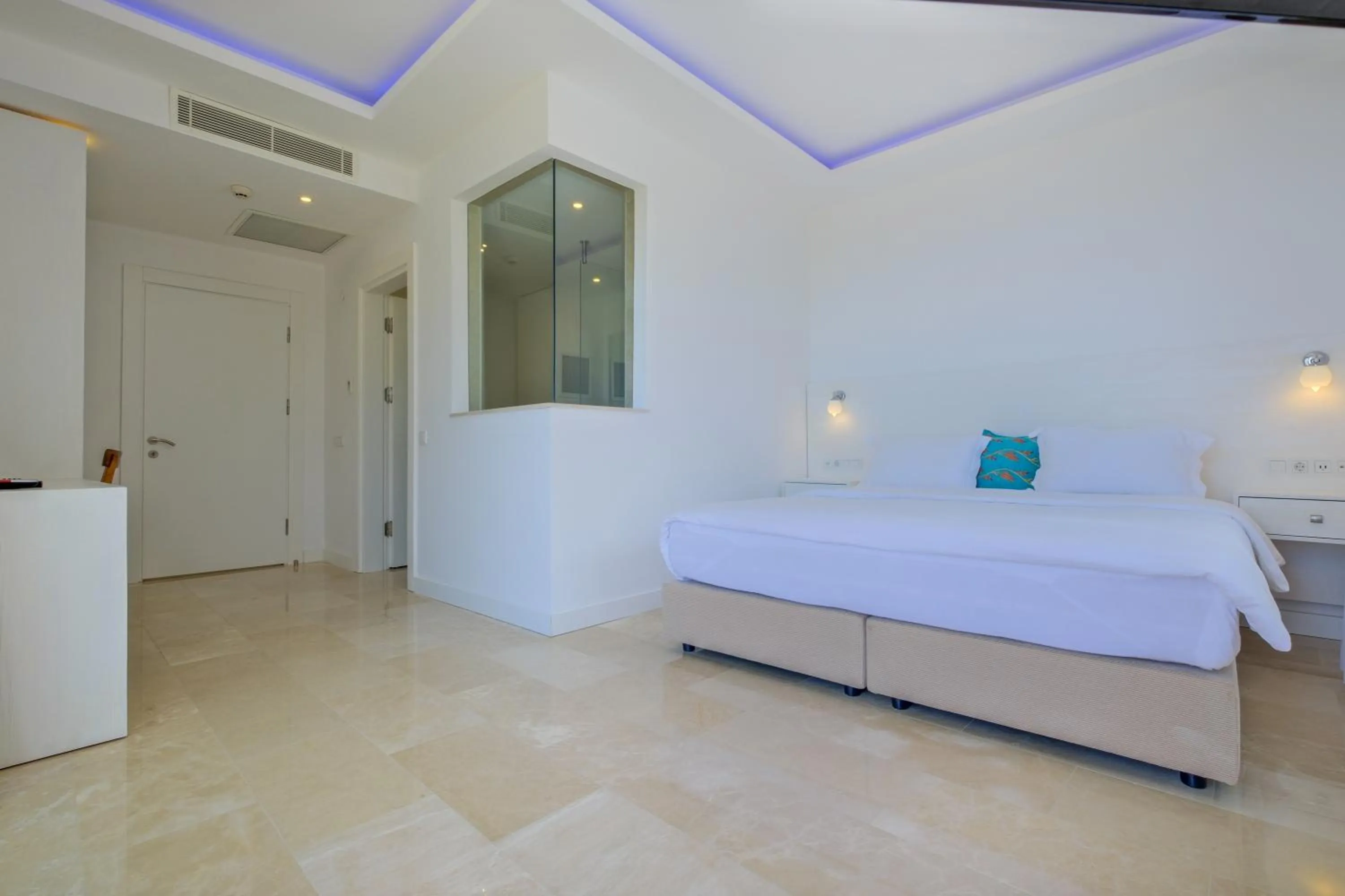 Photo of the whole room, Bed in Highclere Hotel and Spa