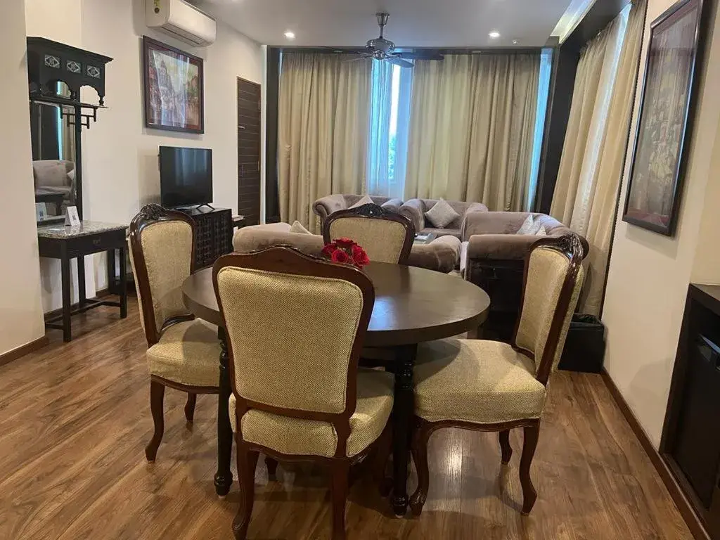 Suite with complimentary drop to Imambara between 8 am to 7 pm in Clarks Avadh Suite with complimentary drop to Imambara between 8 am to 7 pm in Clarks Avadh