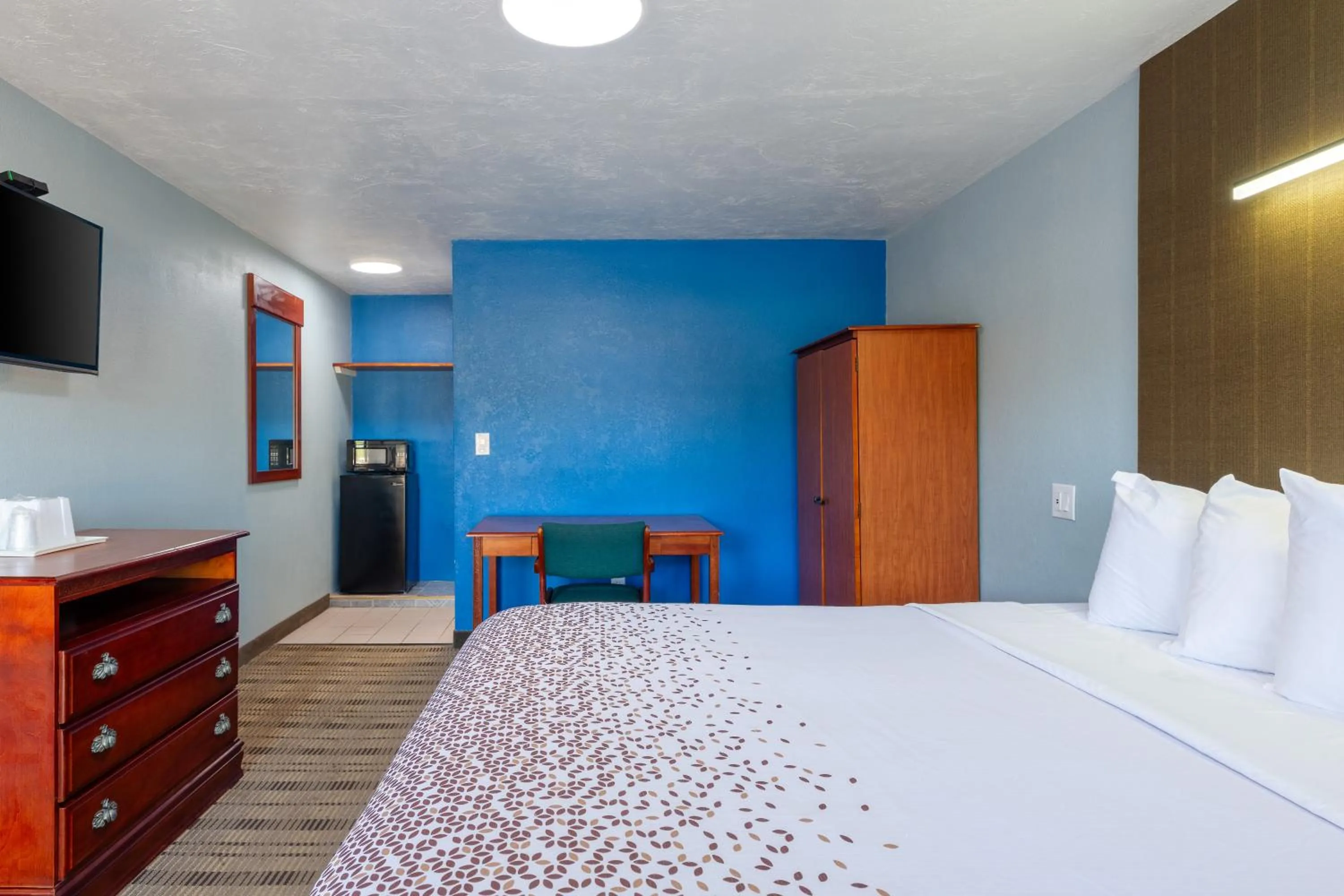 Bed in Knights Inn North Attleboro