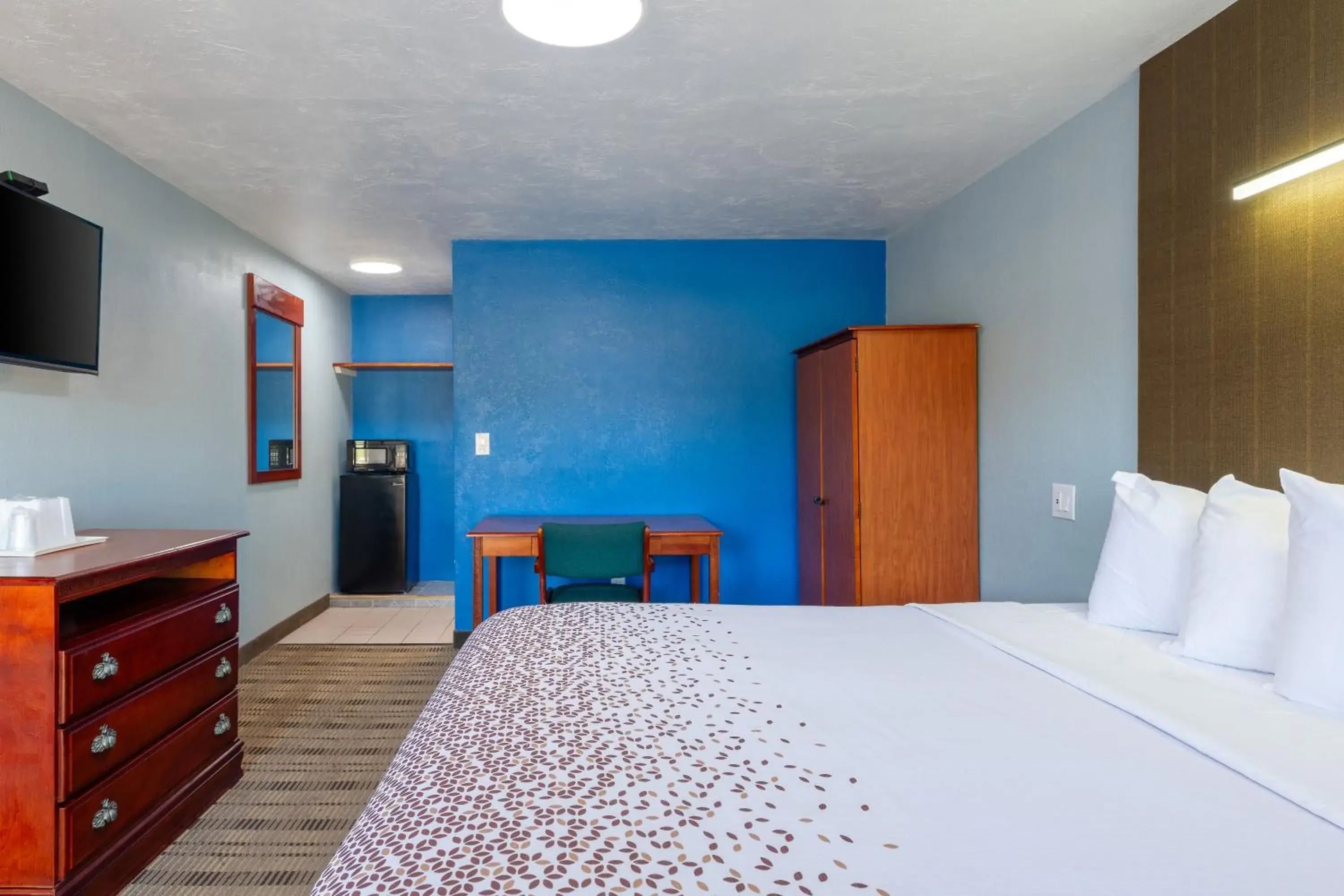 Bed in Knights Inn North Attleboro Bed in Knights Inn North Attleboro