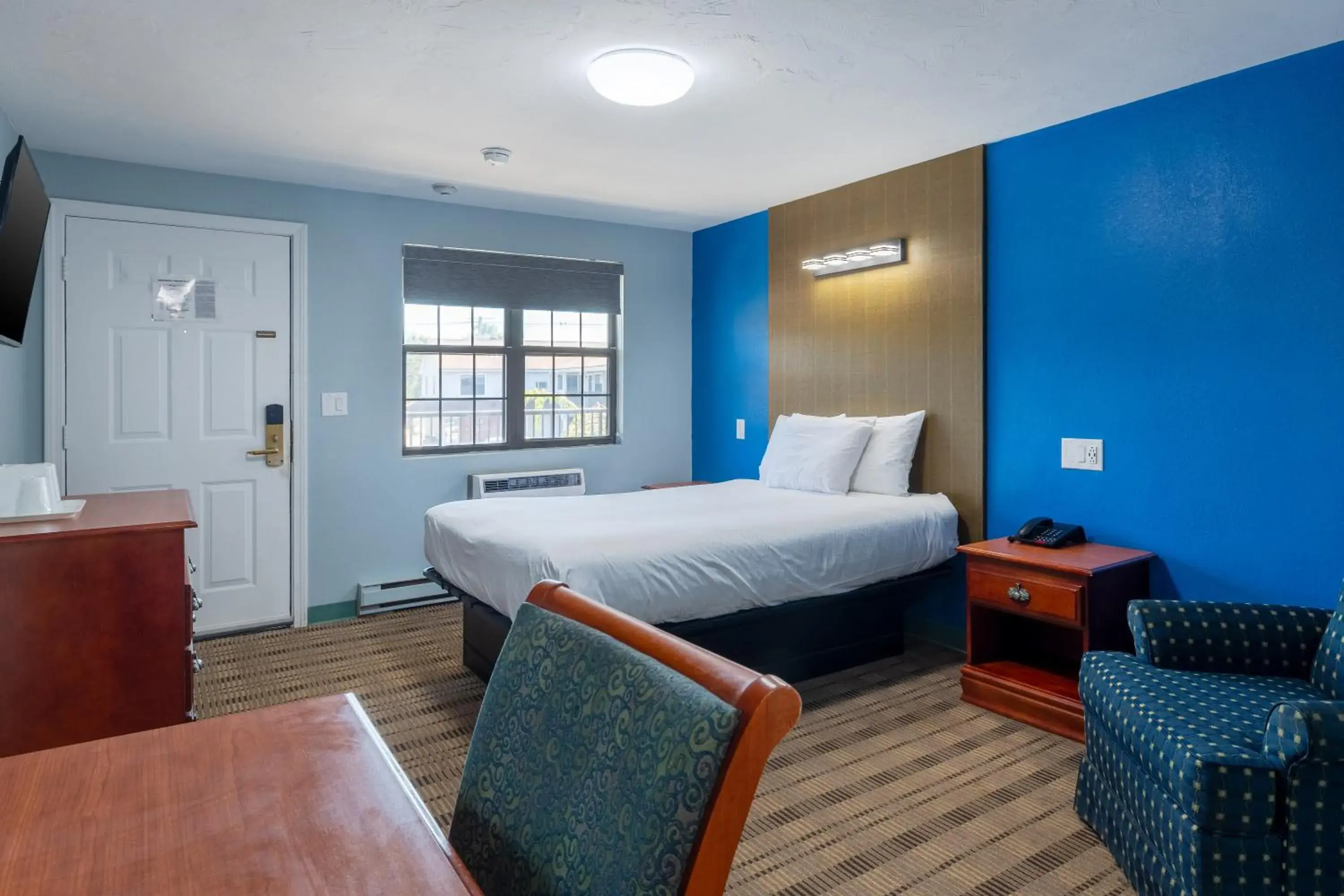 Seating area, Bed in Knights Inn North Attleboro Seating area, Bed in Knights Inn North Attleboro