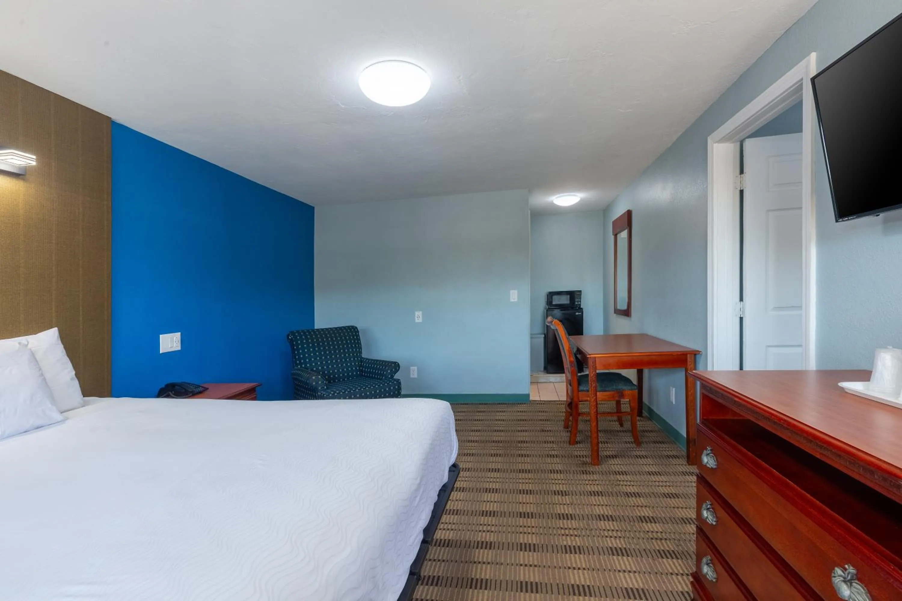 Bed in Knights Inn North Attleboro