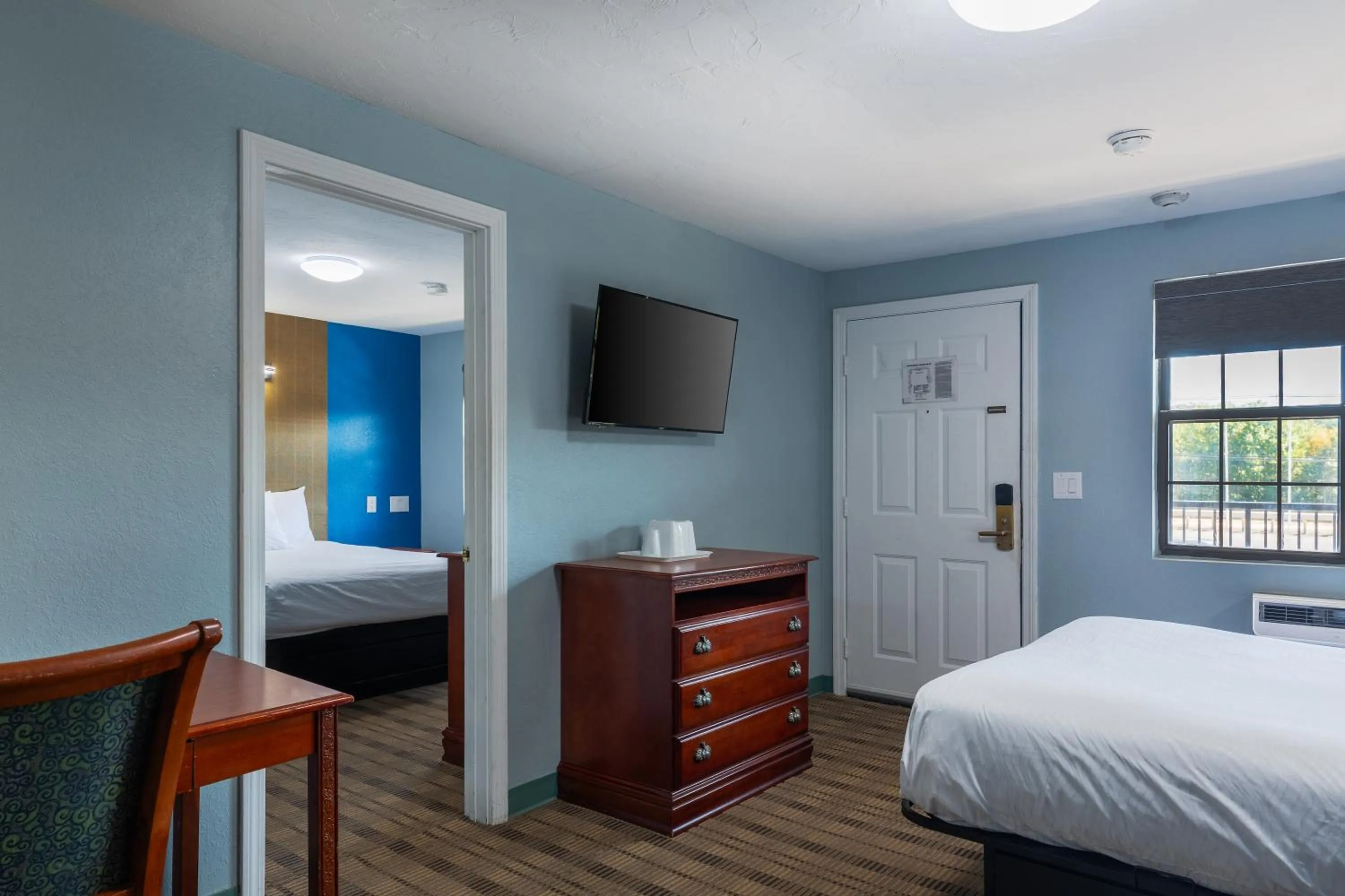 TV and multimedia, Bed in Knights Inn North Attleboro