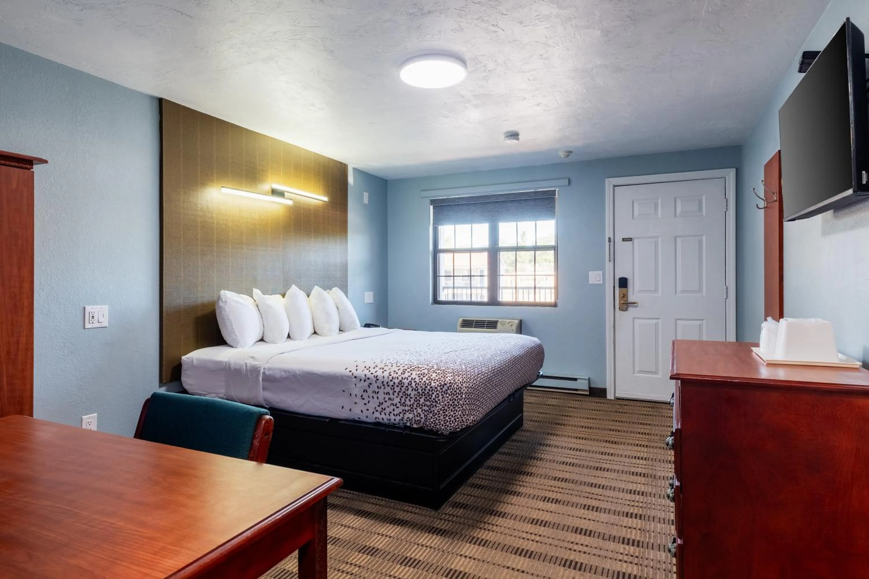 Bed in Knights Inn North Attleboro